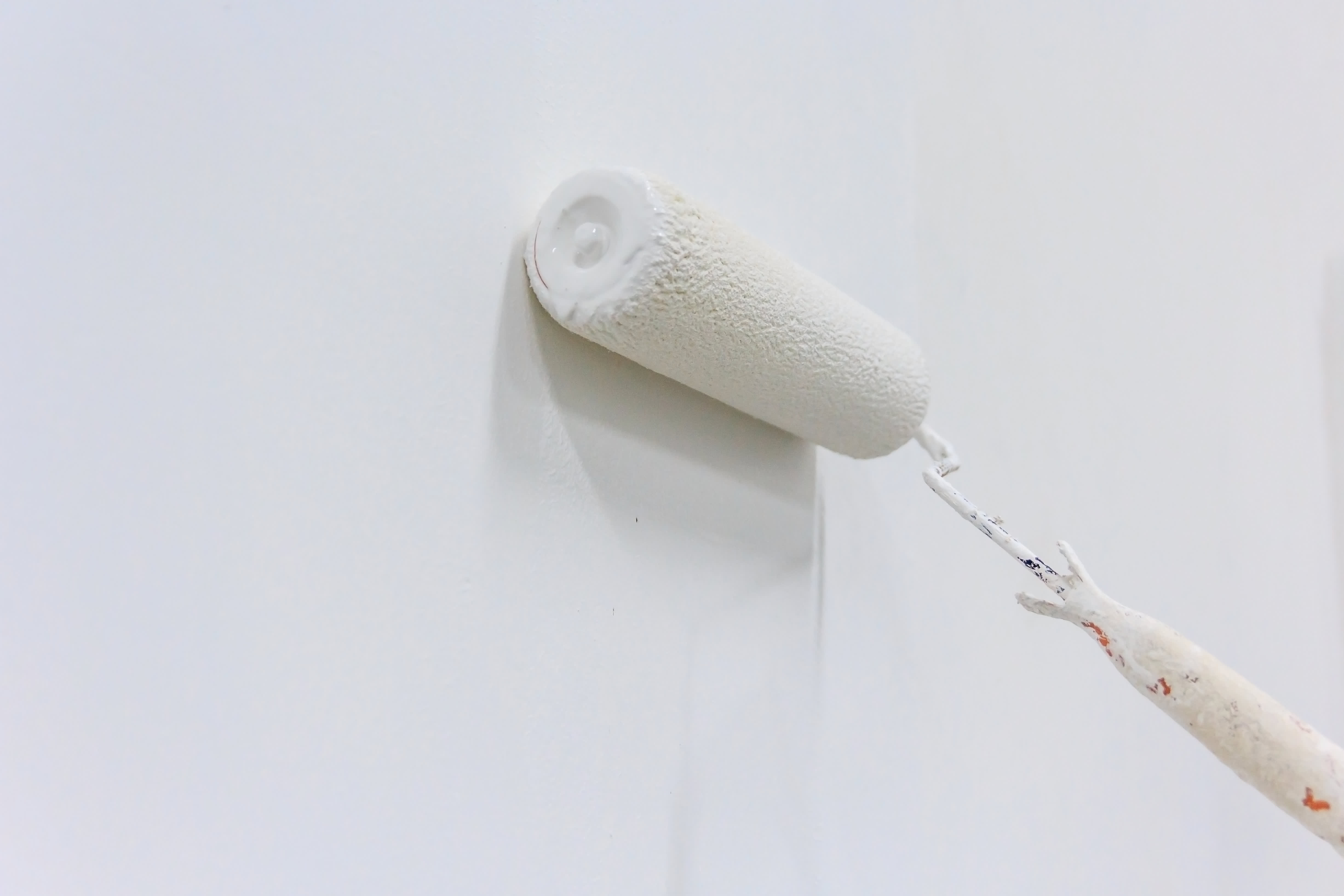 Painting a wall with paint roller