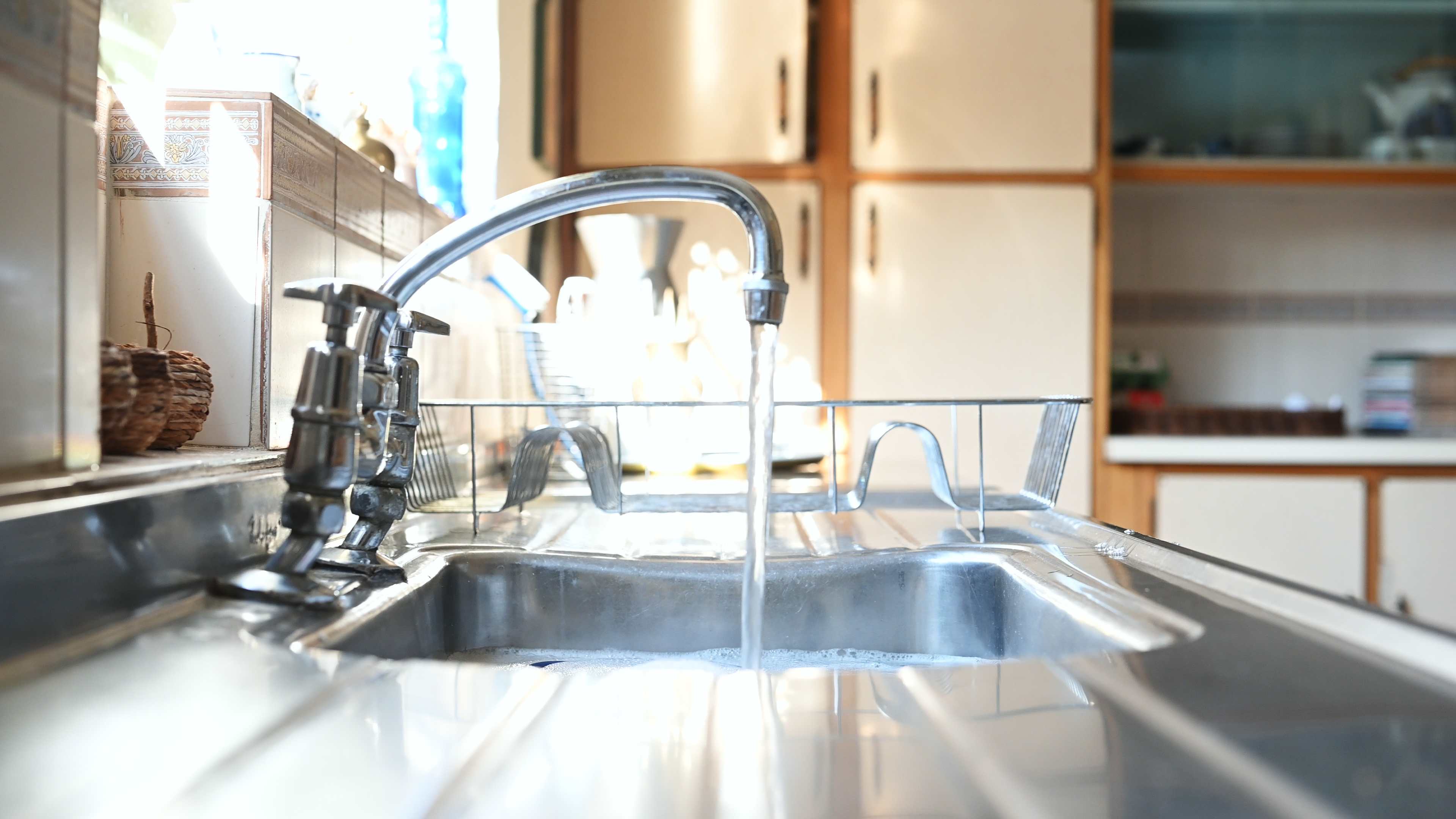 water running kitchen sink