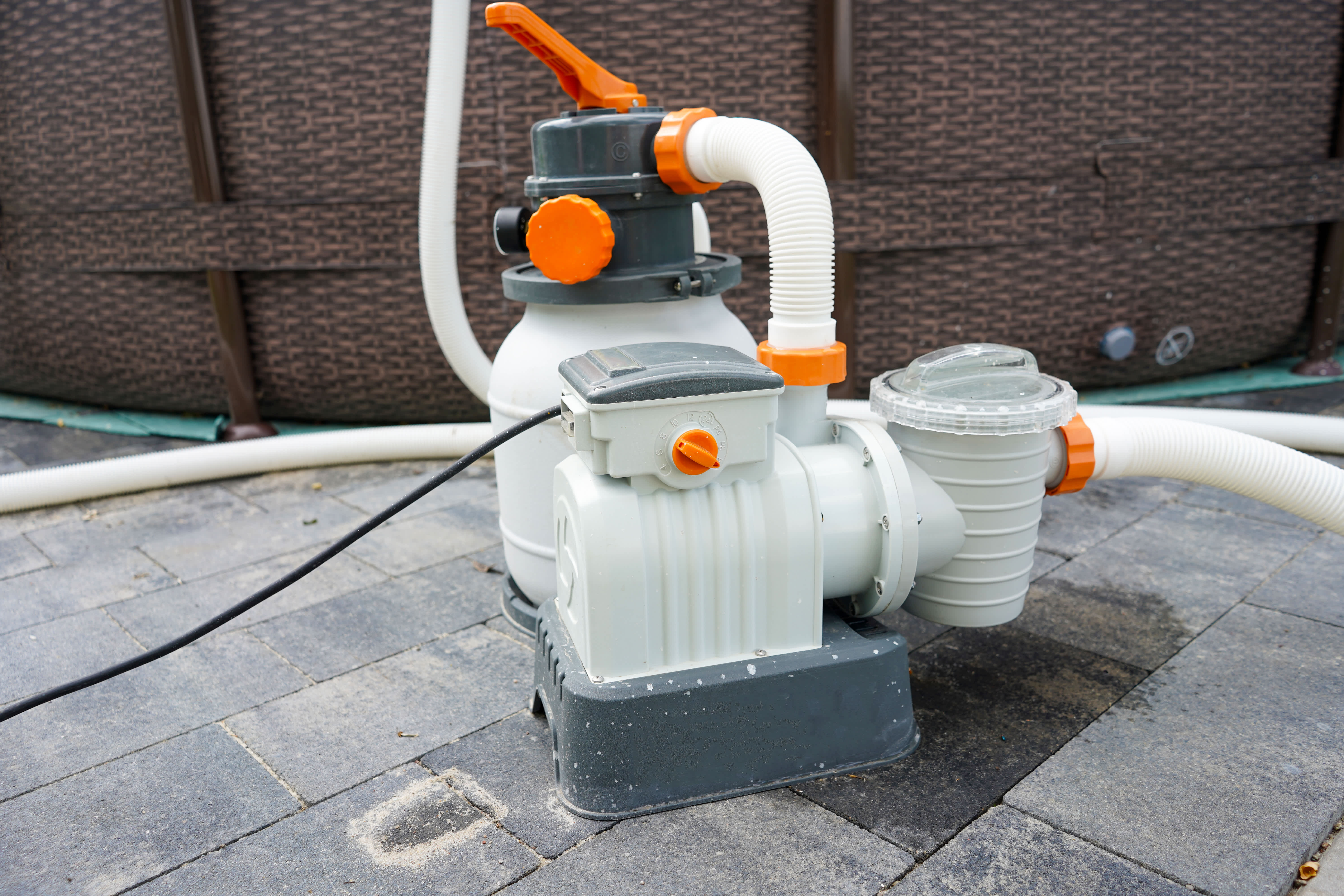 pool pump outside swimming pool