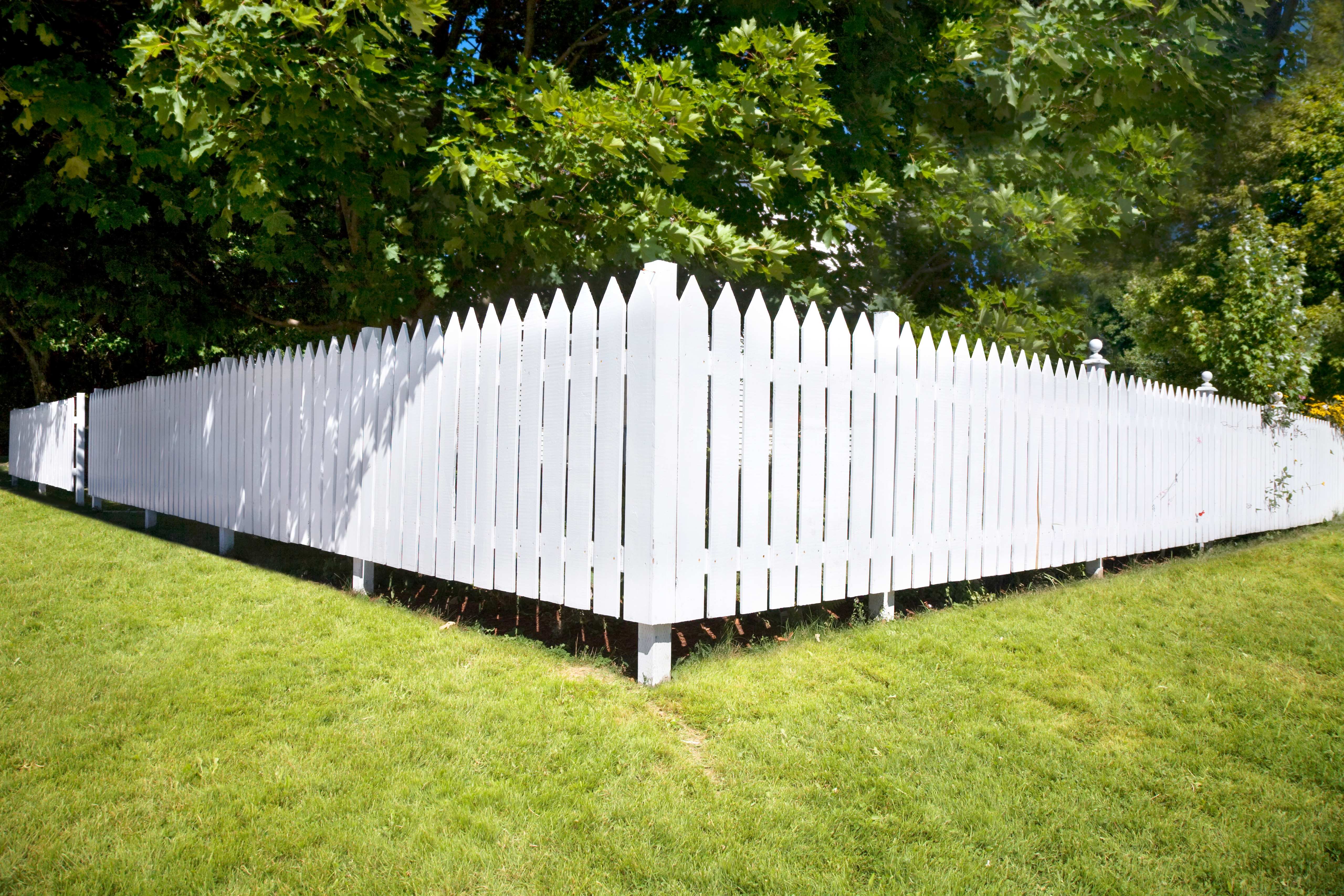 Fence installed with a gap between the wall and the ground