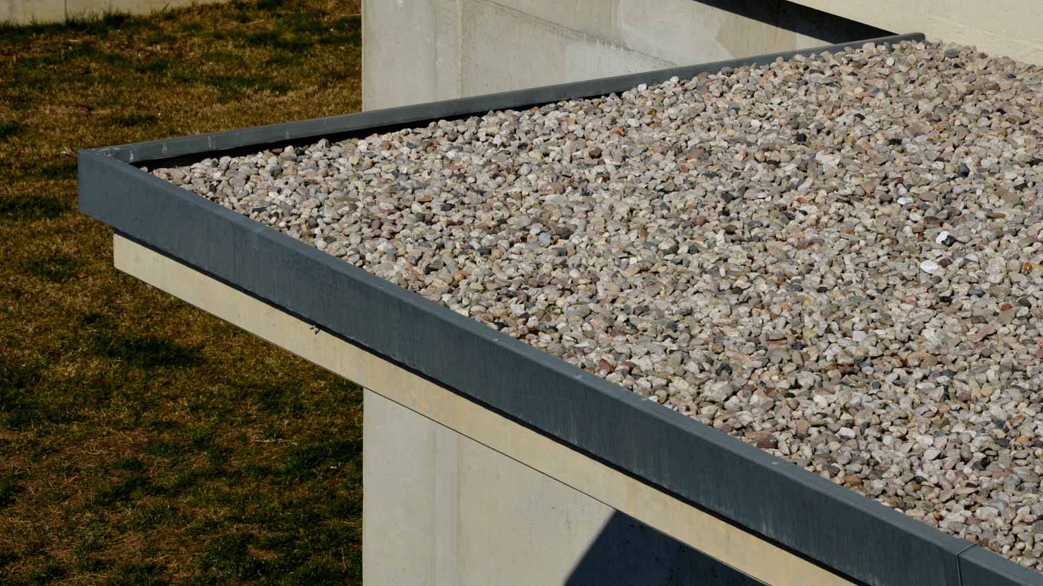 Gravel mulch on the roof of a flat roof