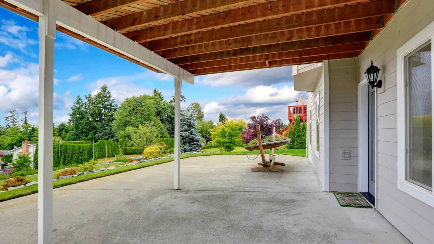 Walkout patio with concrete floor
