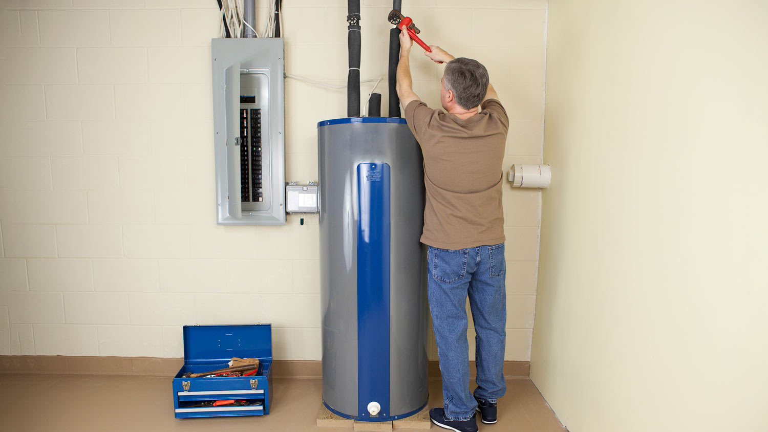 plumber replacing water heater