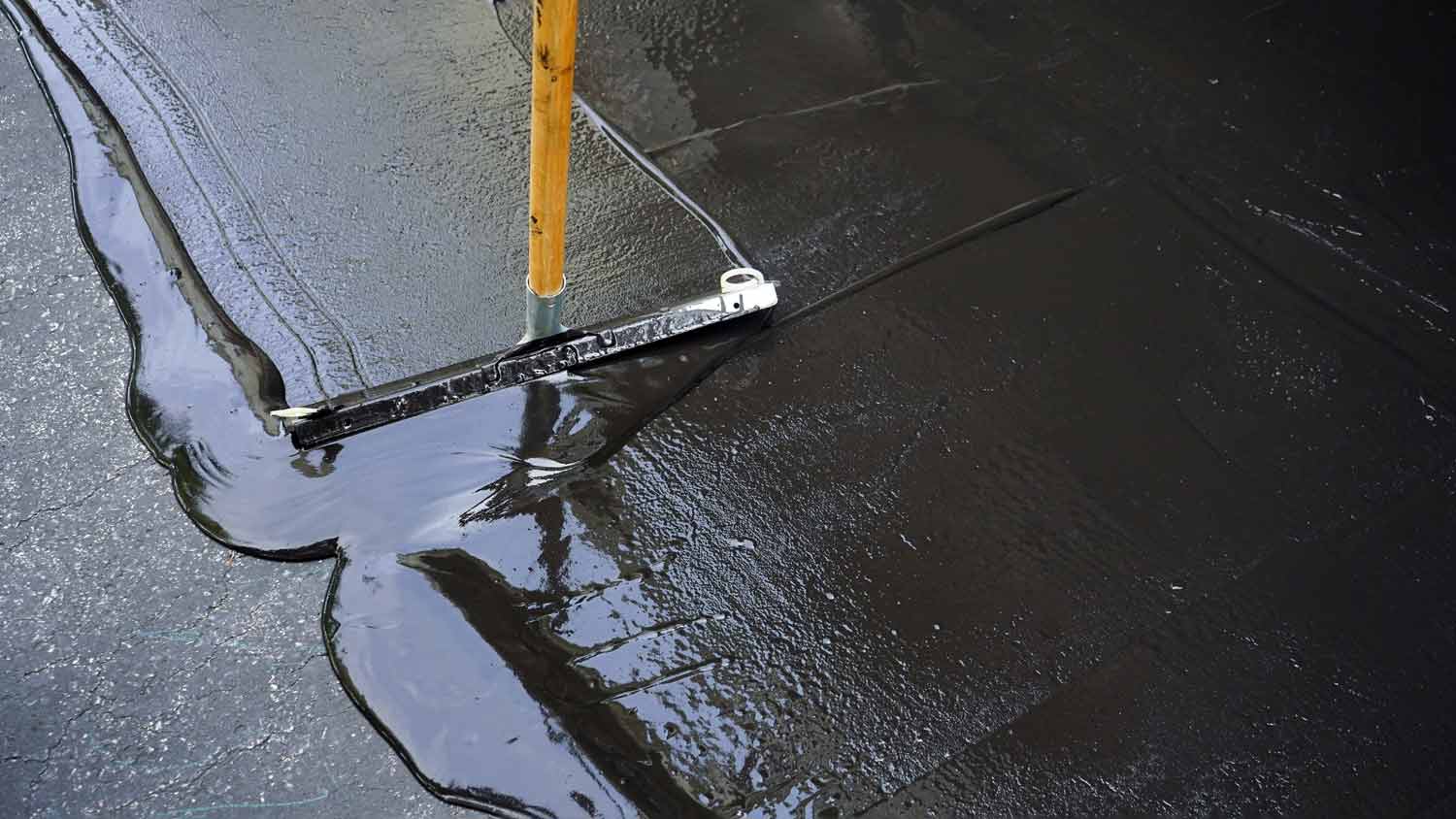 sealing asphalt driveway
