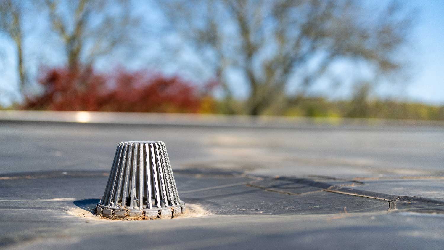 A drainage system of a flat roof
