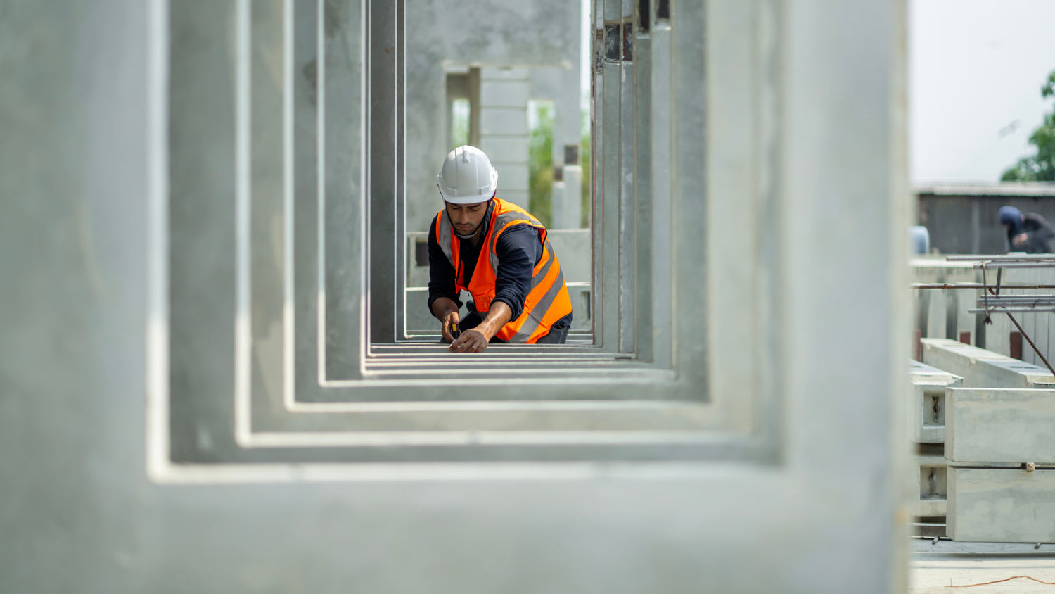 engineer inspecting precast concrete Photo: SKW/ Adobe Stock
