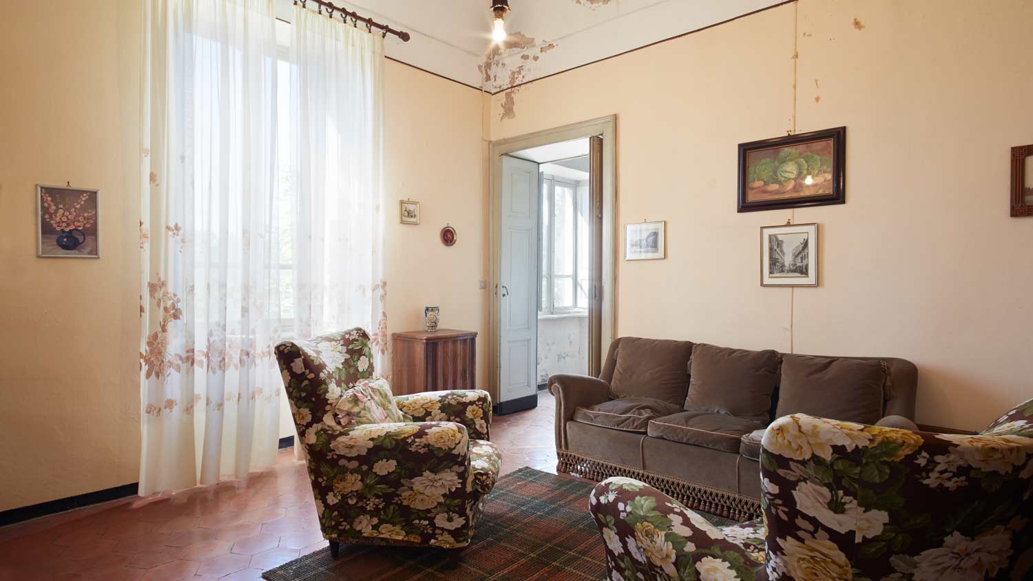 outdated living room