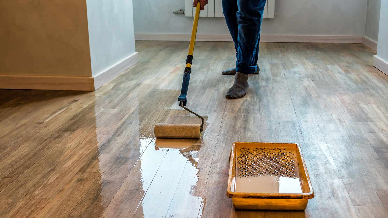 varnishing hardwood floor