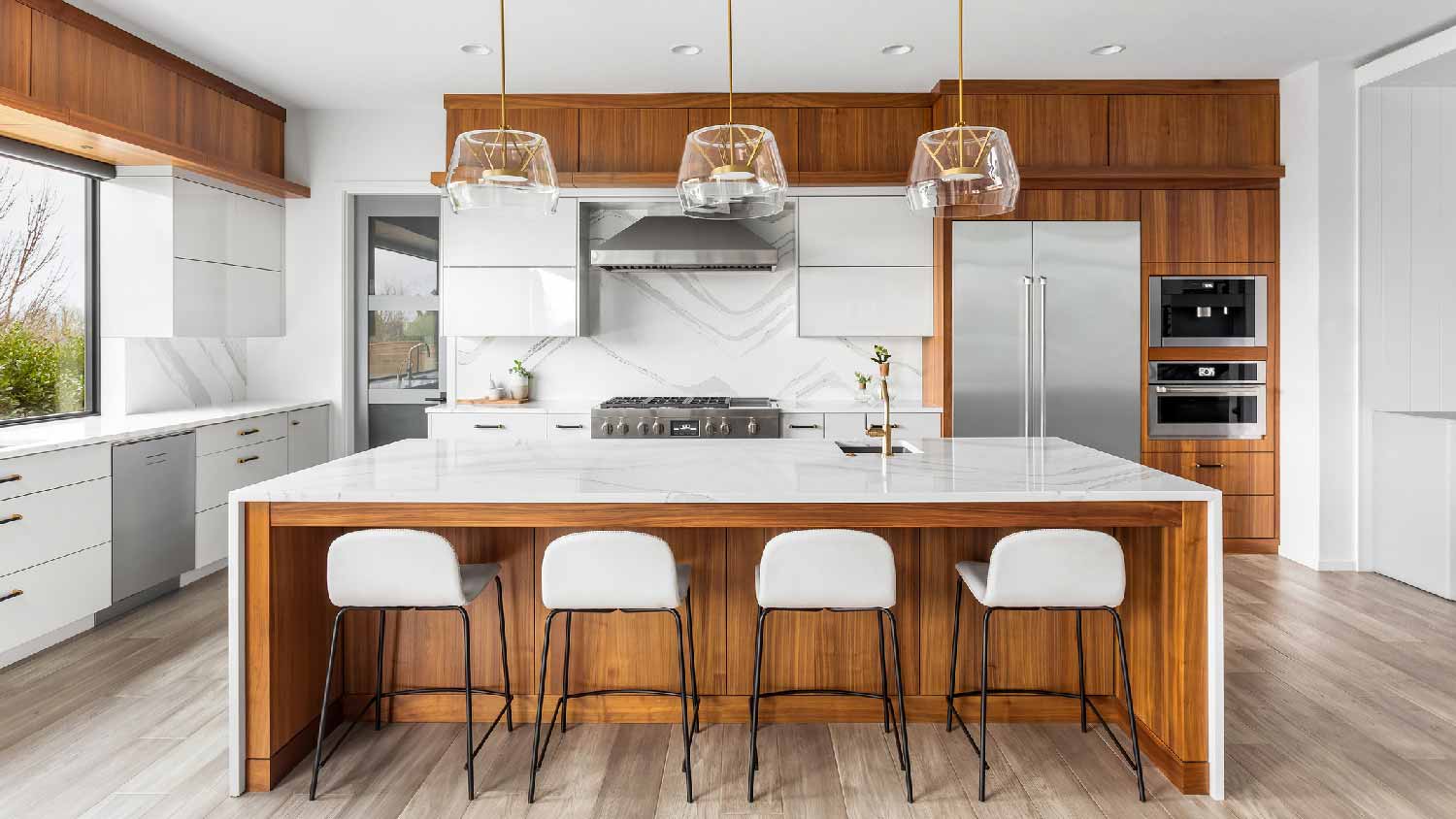 Kitchen with quartz counterop