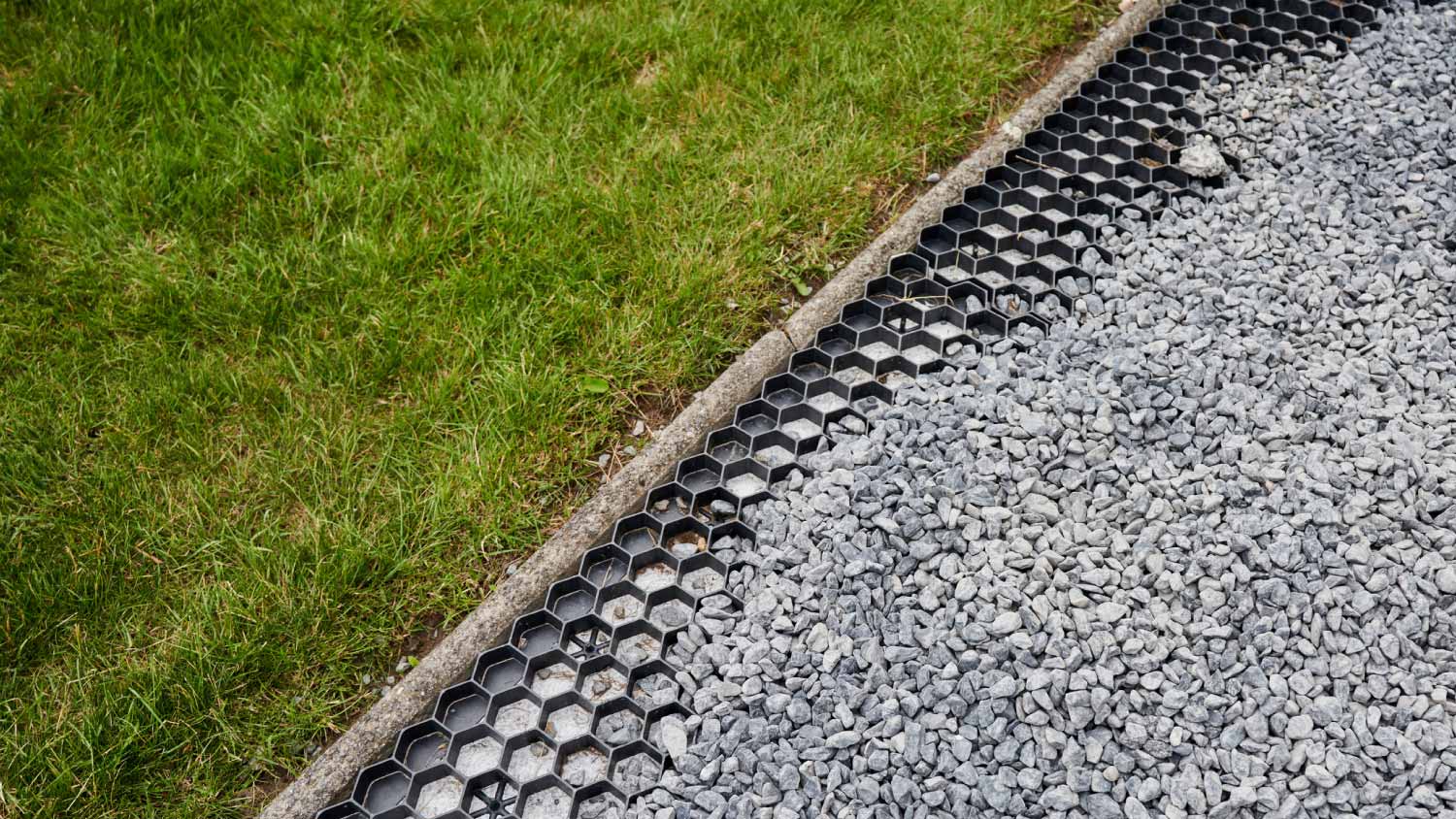 Gravel stabilisation grid