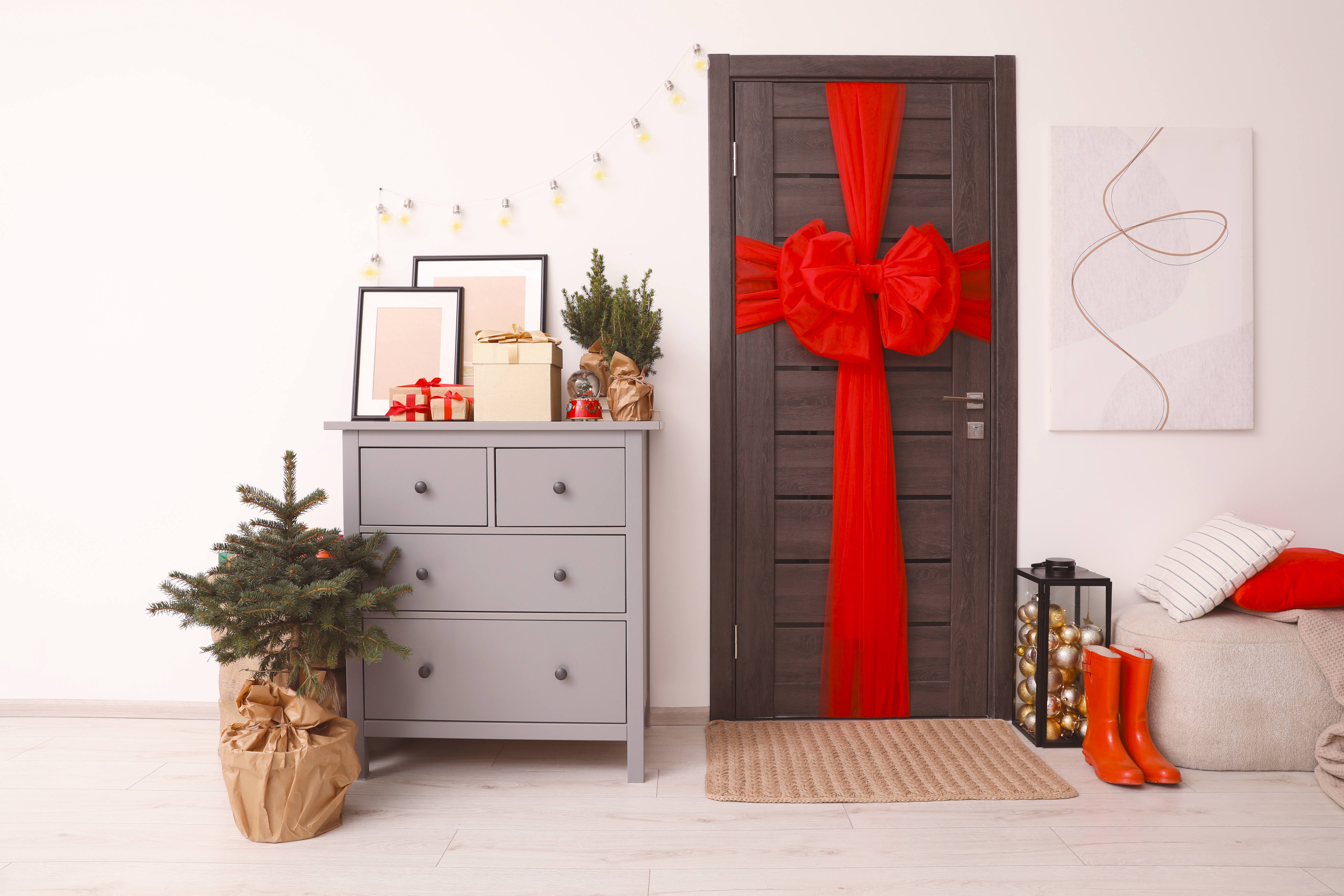 Holiday-decor-bow-on-door