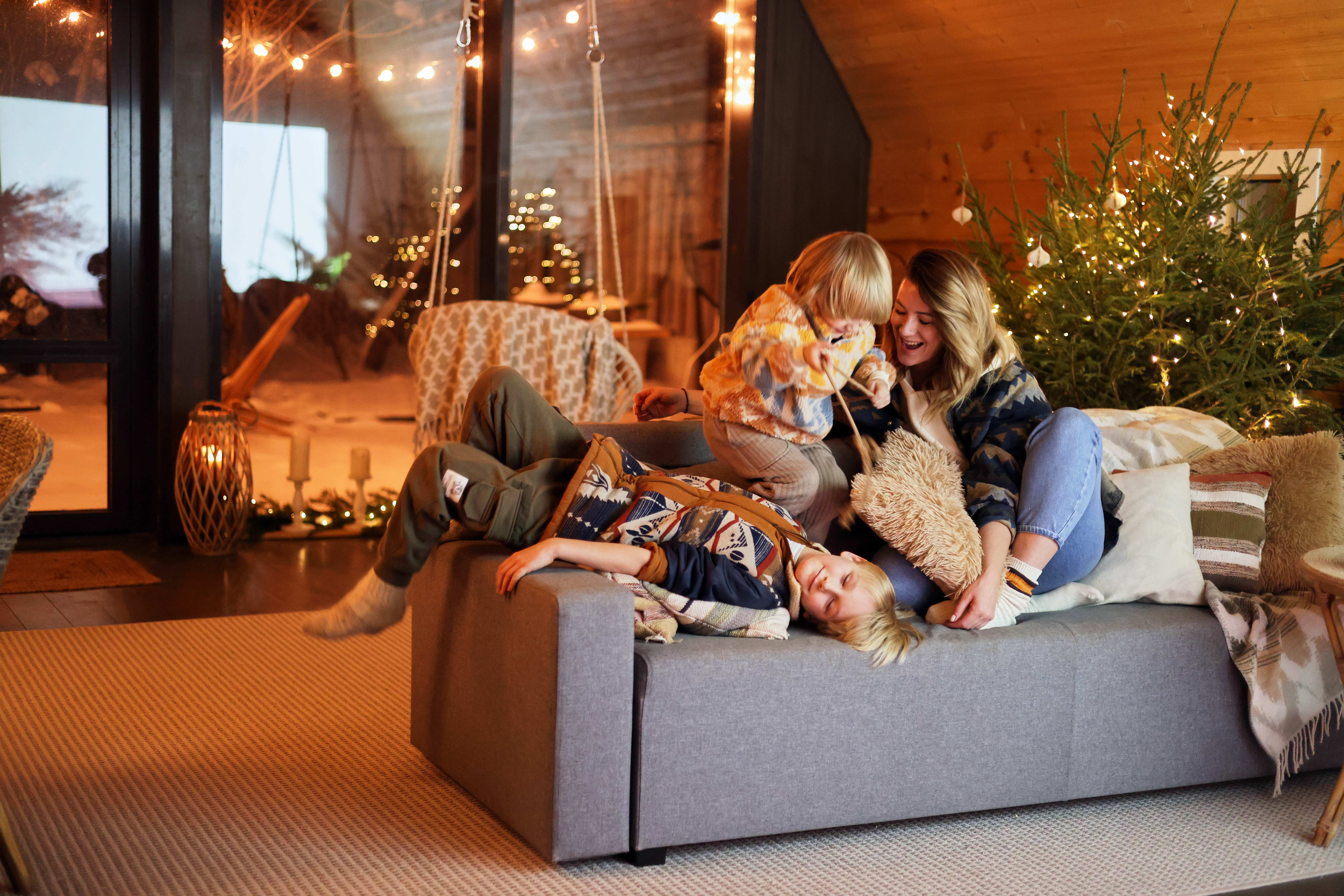 Family-in-living-room-holiday-winter