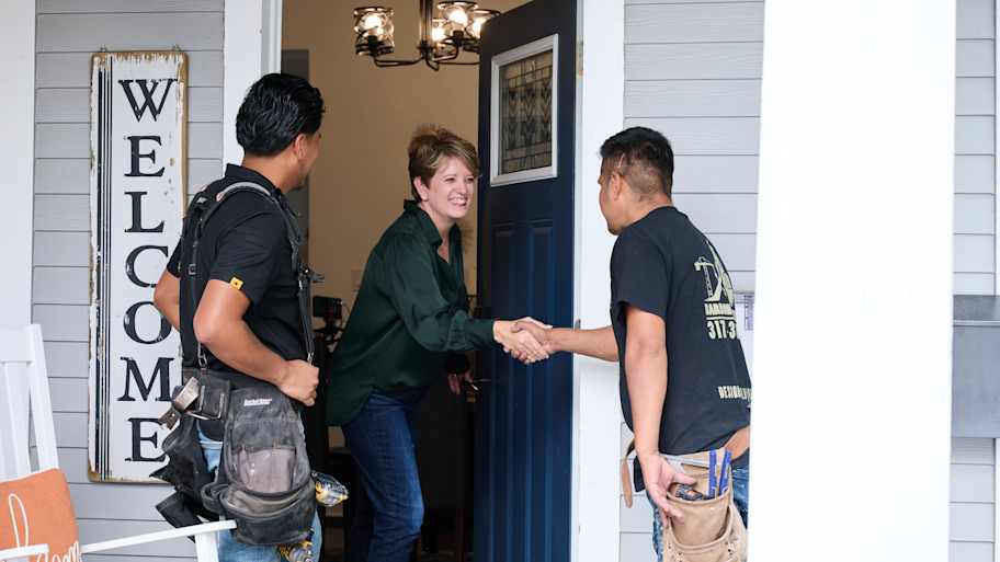 Angie Hicks shaking hands with the pro at the front door
