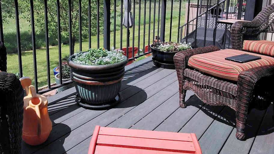 Small deck with aluminum railing