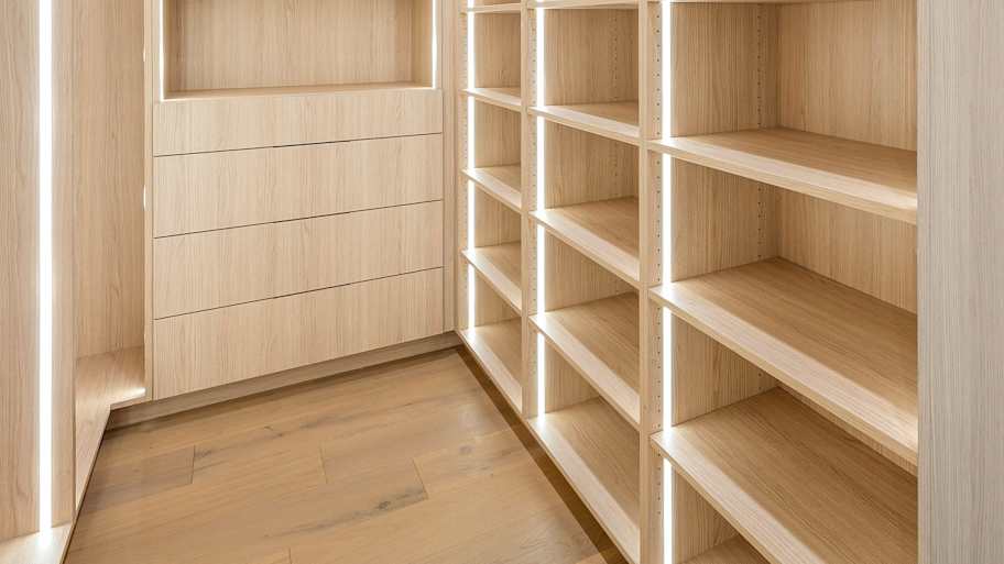 Construction of a wooden walk-in closet 