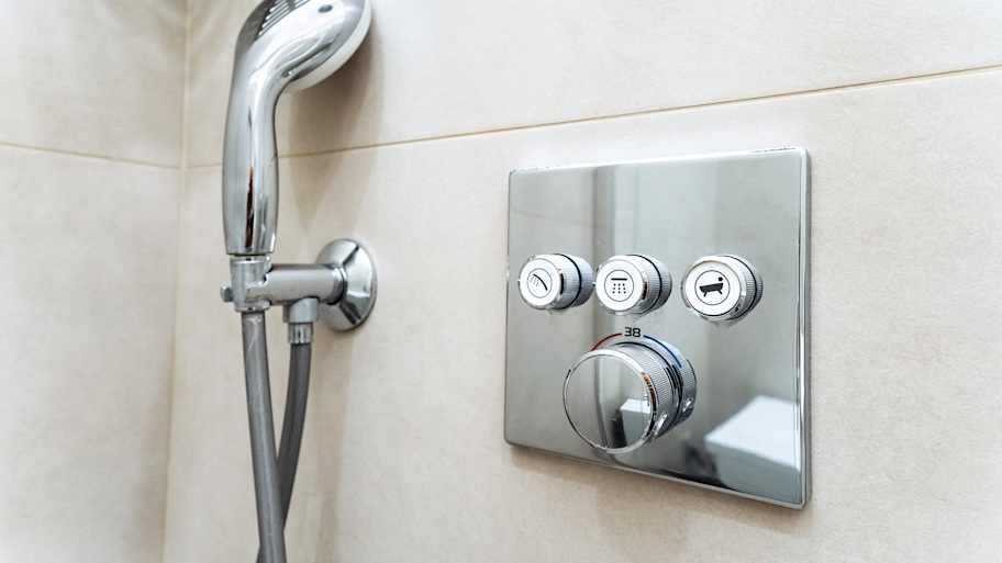 Thermostatic faucet system installed in the shower 