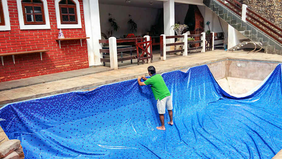 man installing pool liner 