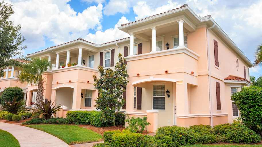 Condominiums with stucco siding in Orlando
