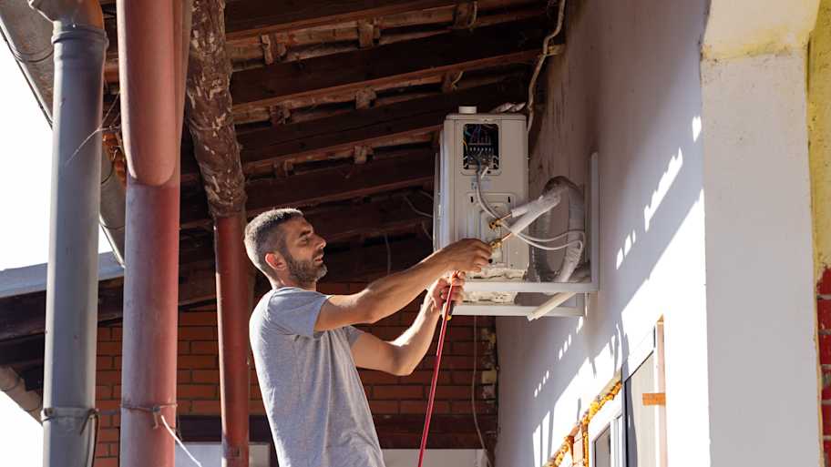 Assembling together parts of air condition condenser 