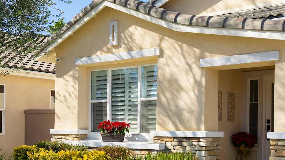 beige home with blinds in orlando