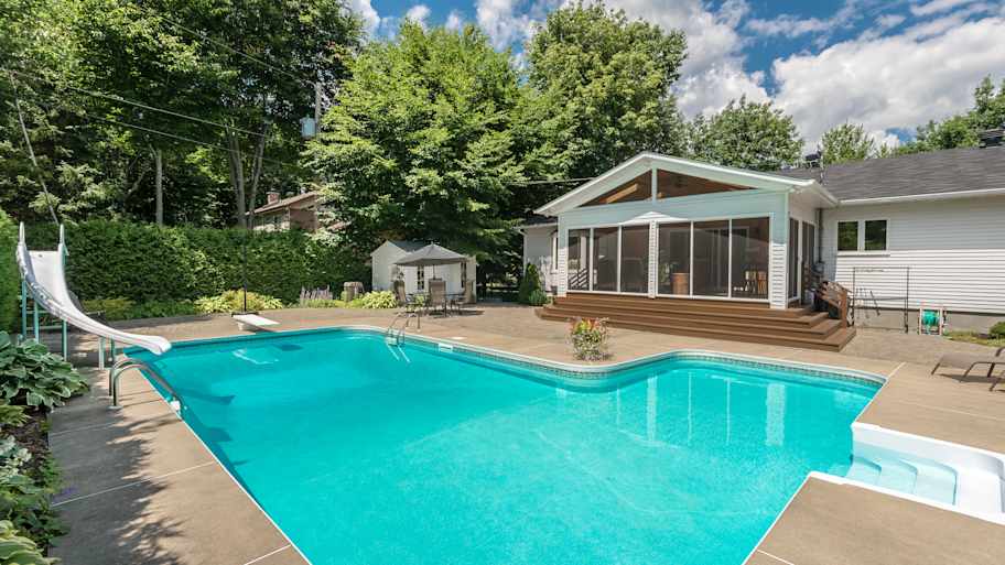 House with large swimming pool 