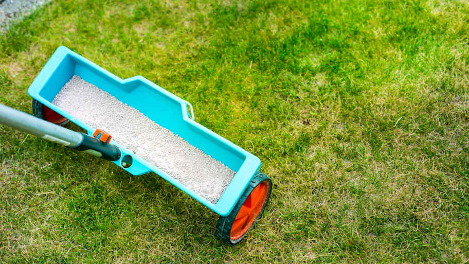 Lawn spring fertilization tool