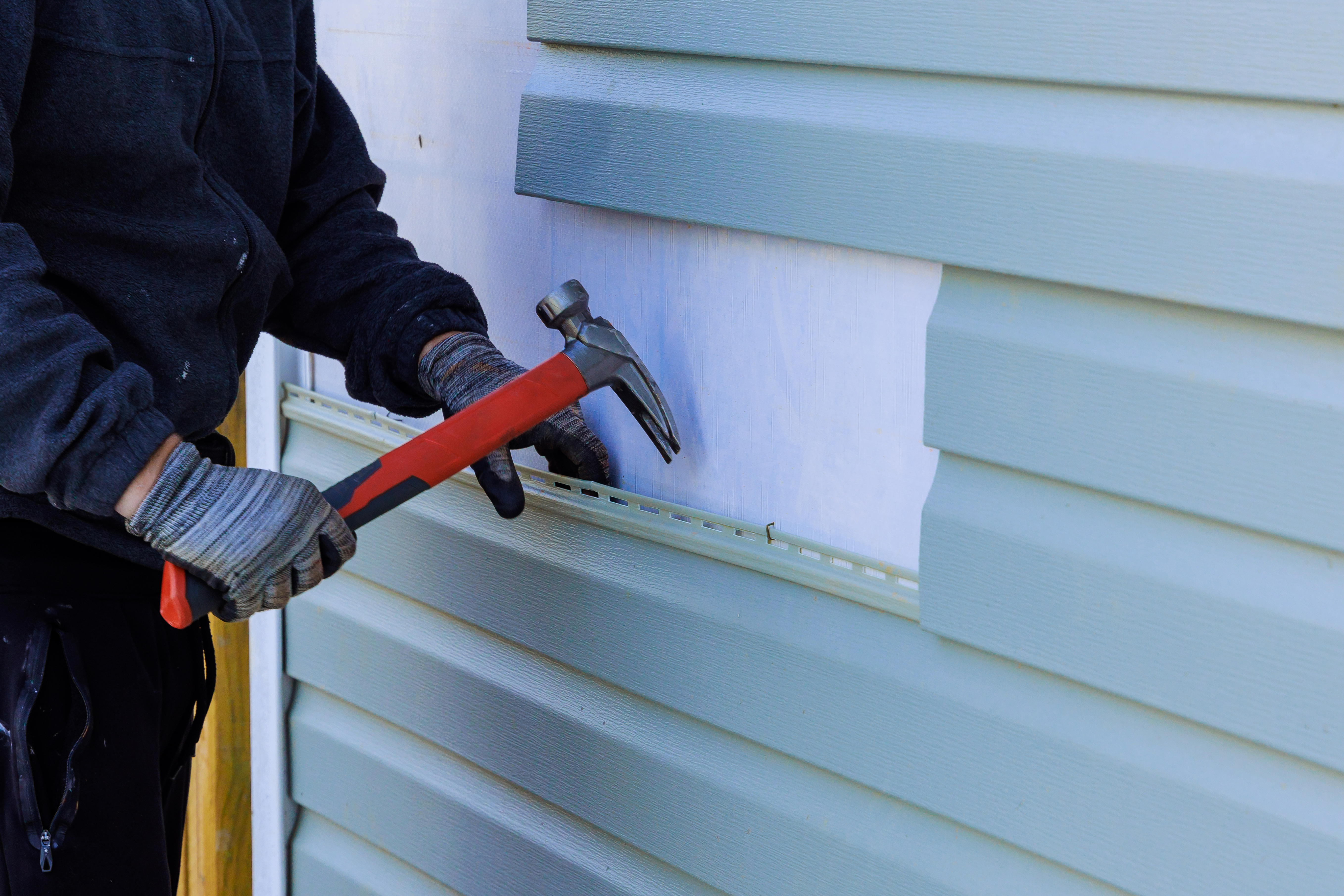 Top-rated vinyl siding repair pros.