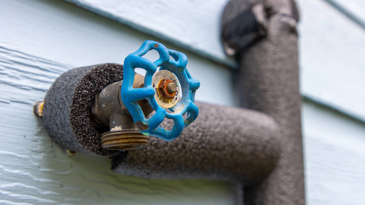 outside water pipe with insulation