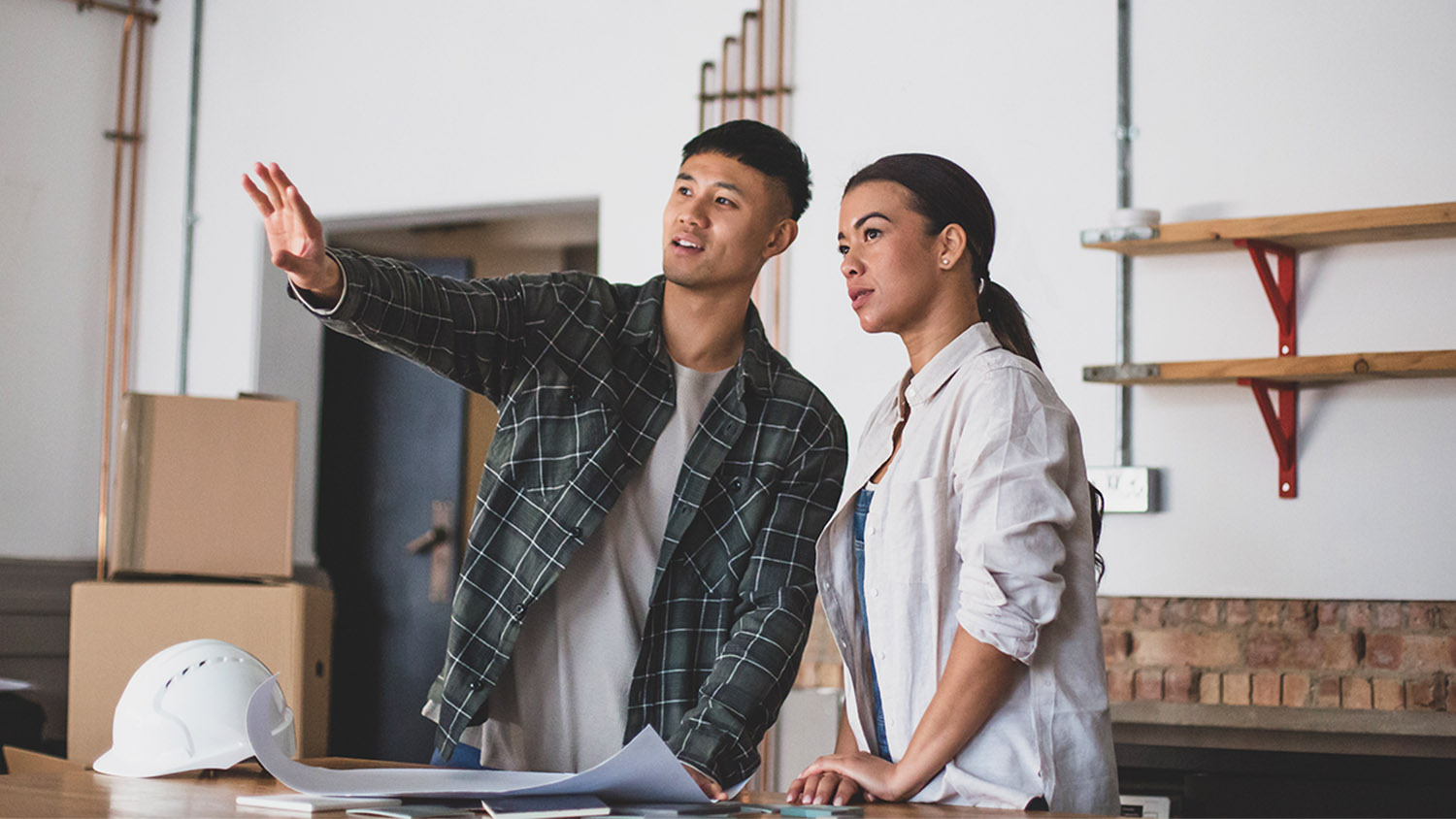 builder and home owner discussing renovations