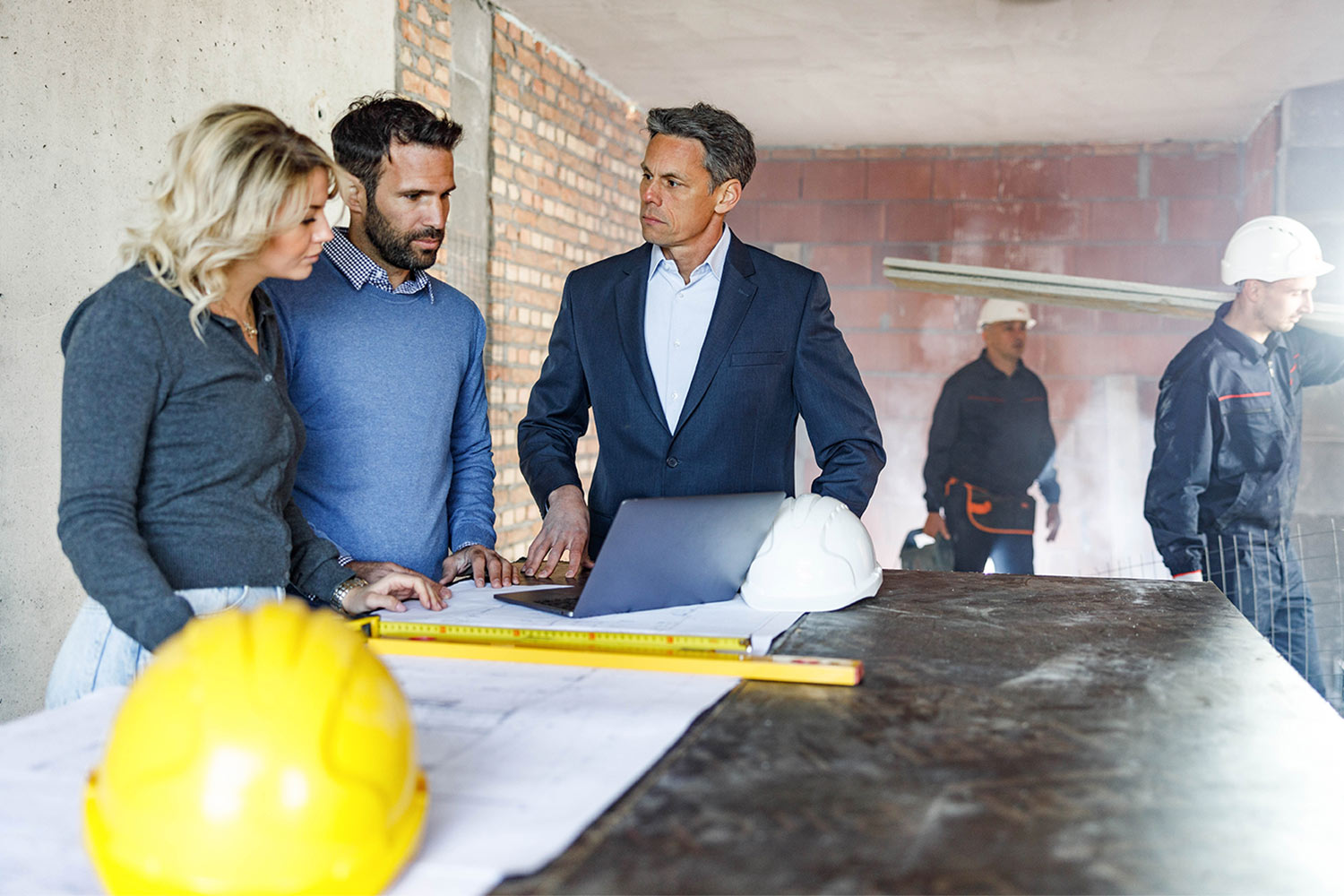 contractor discussing plans with homeowners