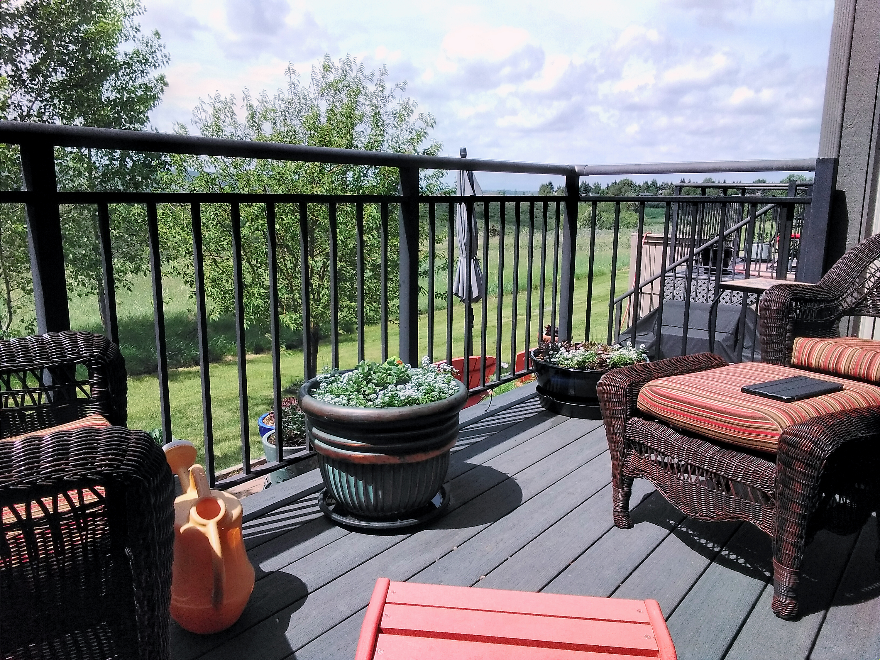 Small deck with aluminum railing