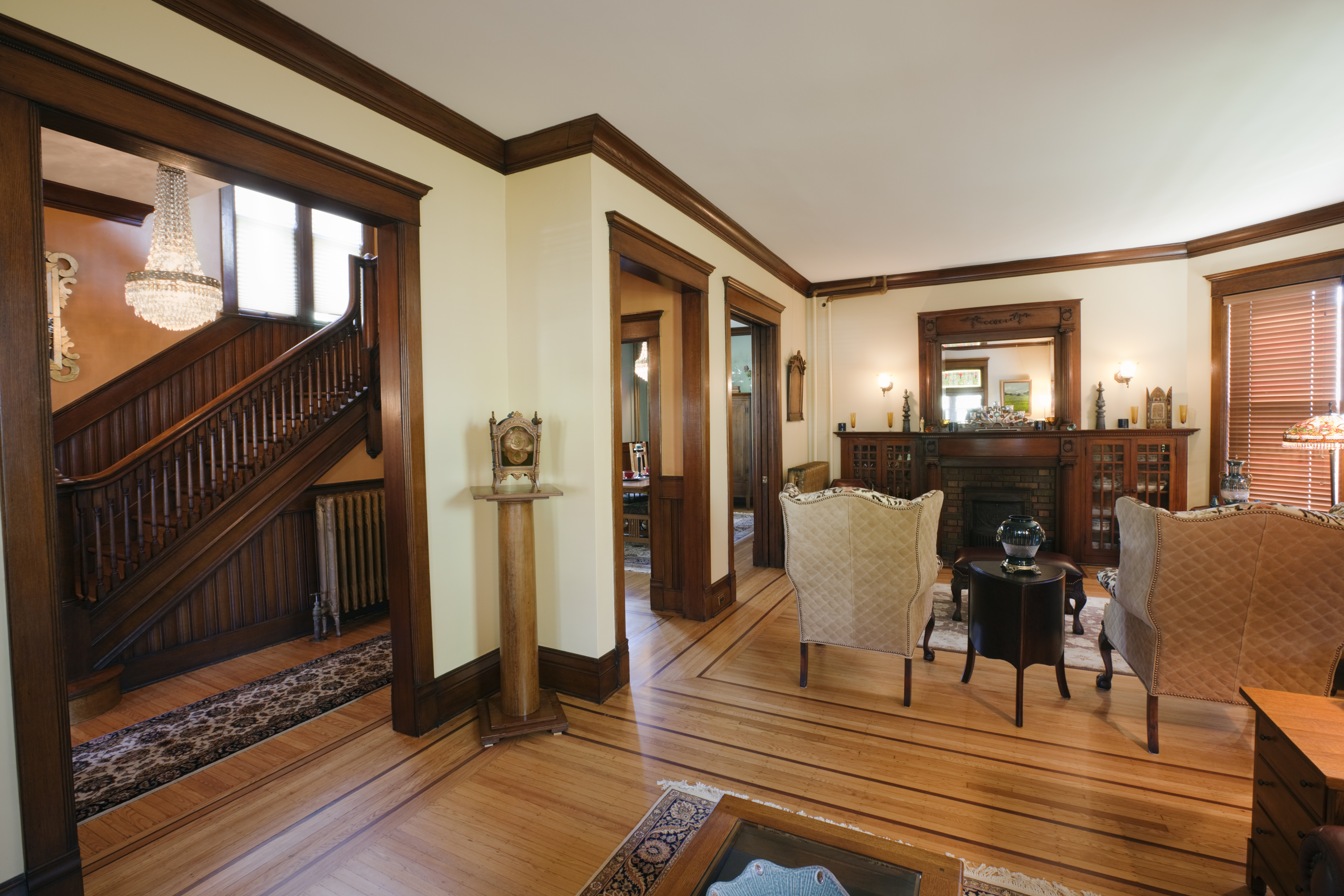 Classic style living room with wood baseboard and hardwood floor