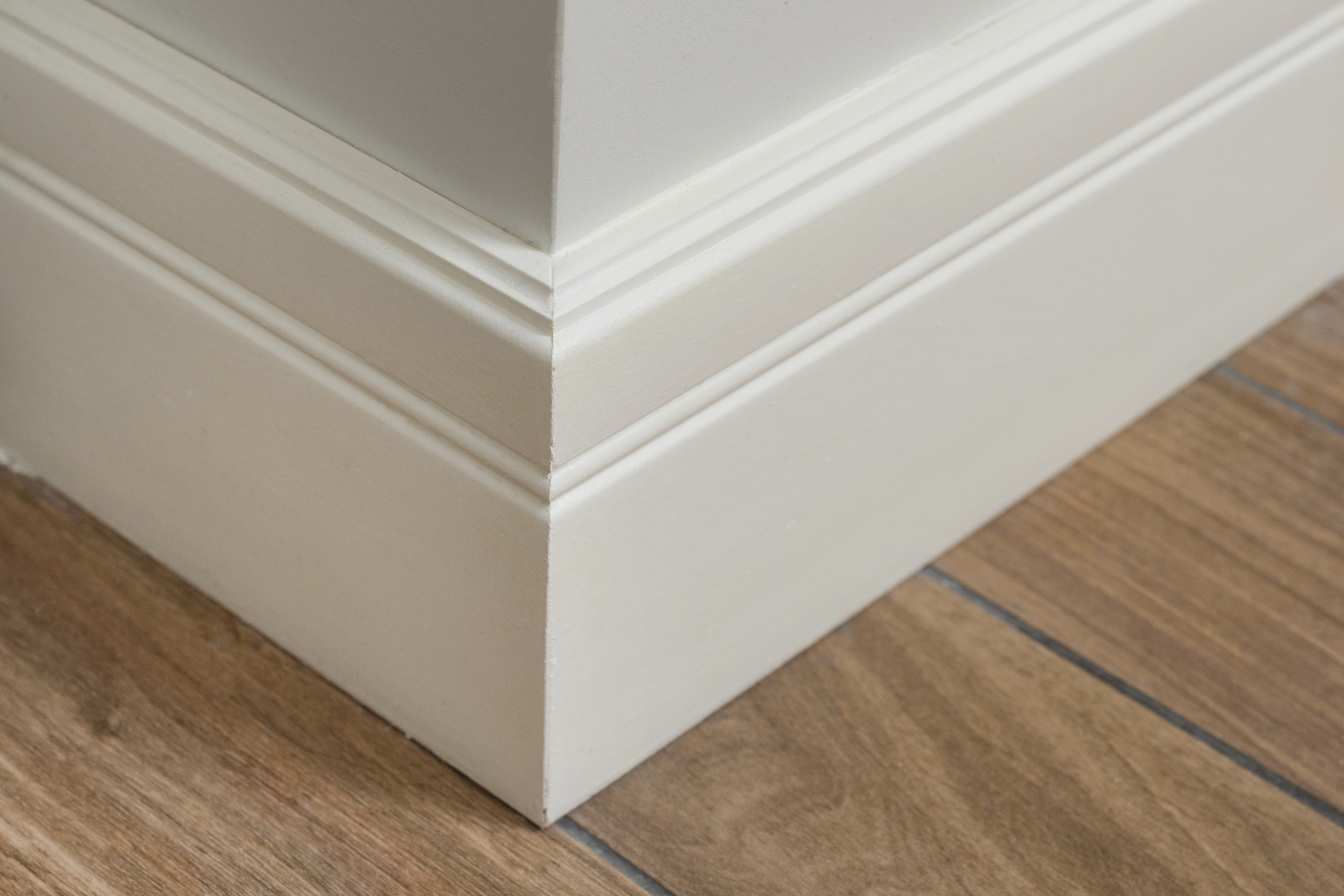 A corner baseboard in a room
