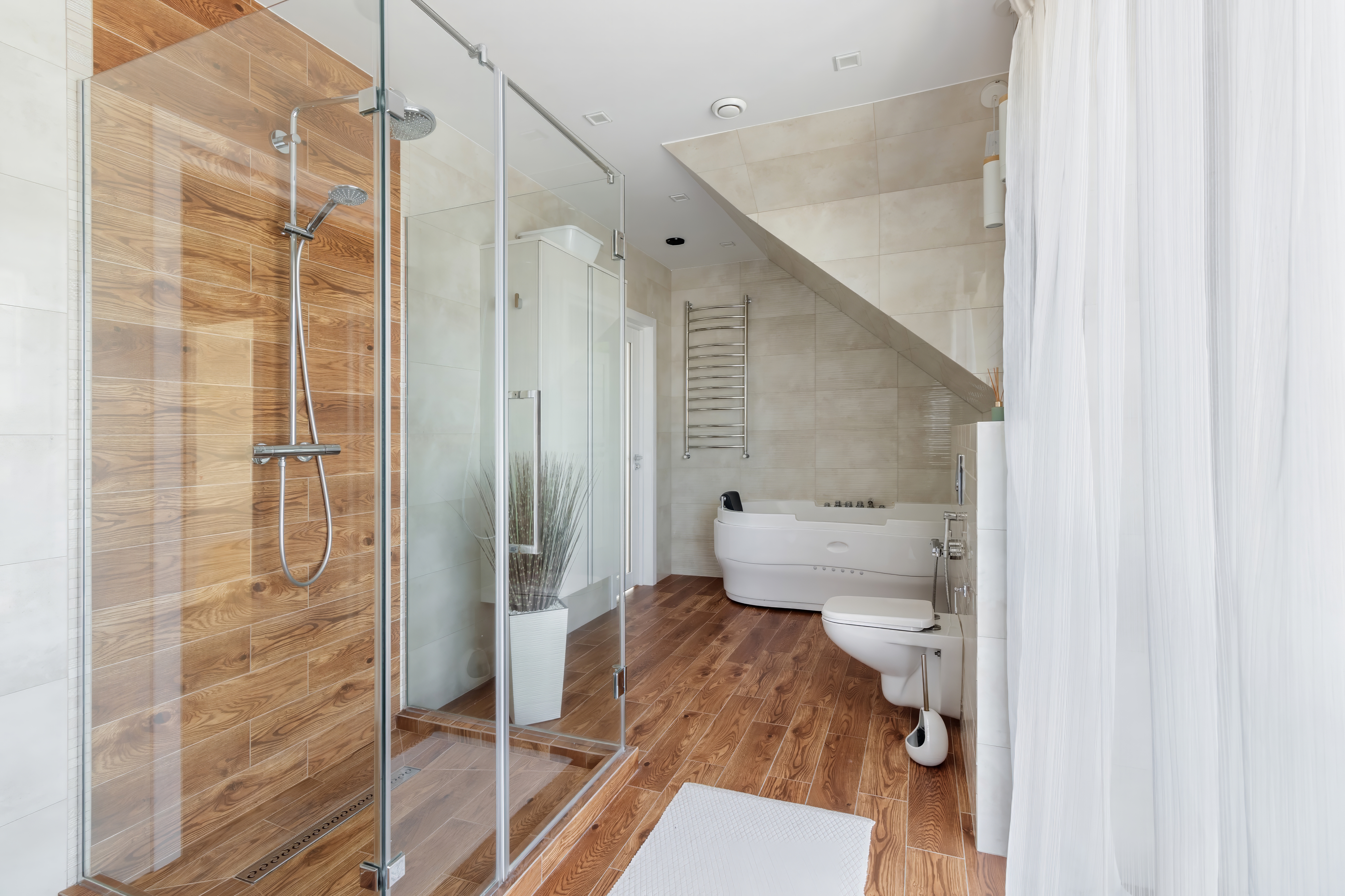 Bathroom with a thermostatic shower and glass doors 