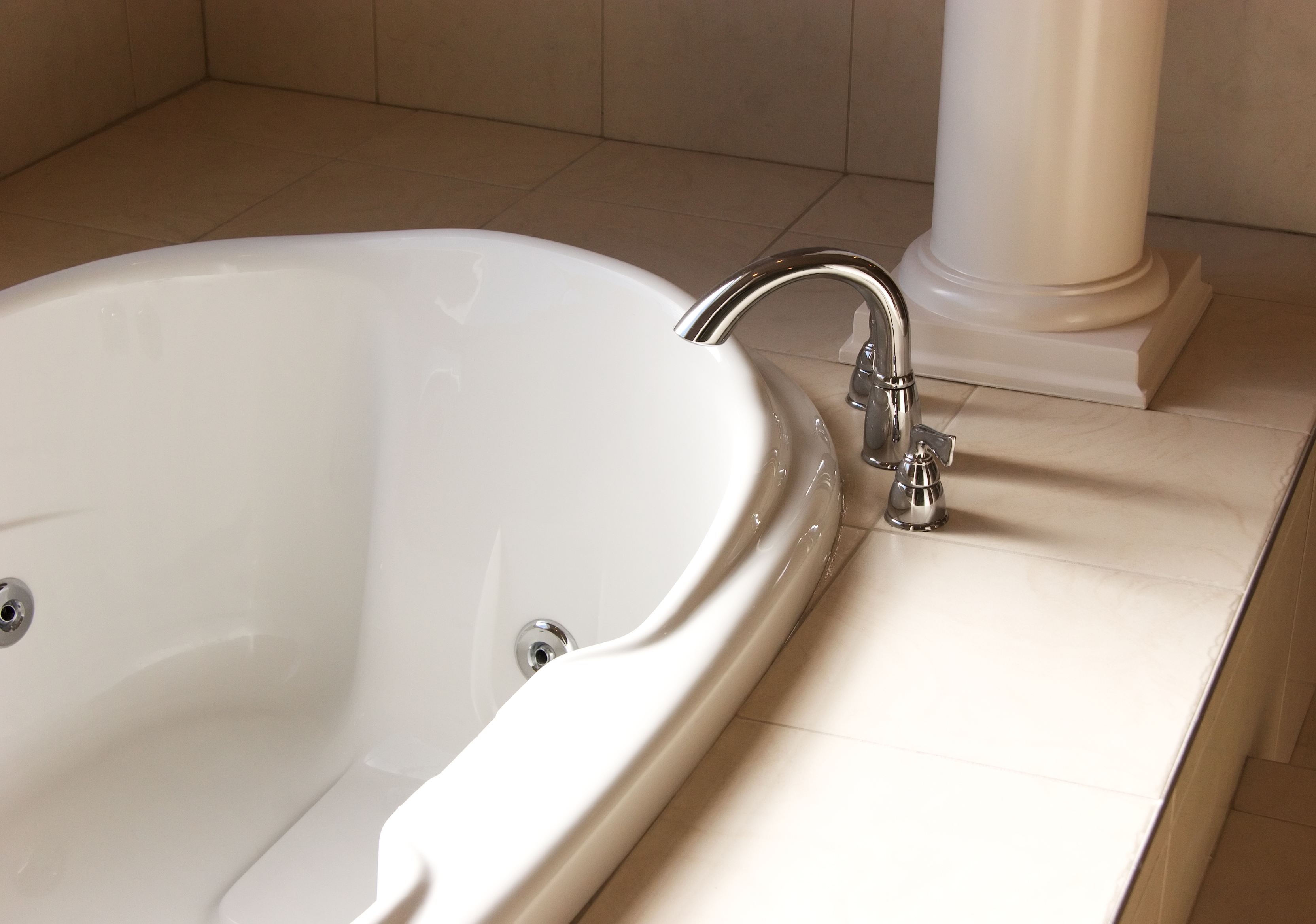 Elegant hot tub 