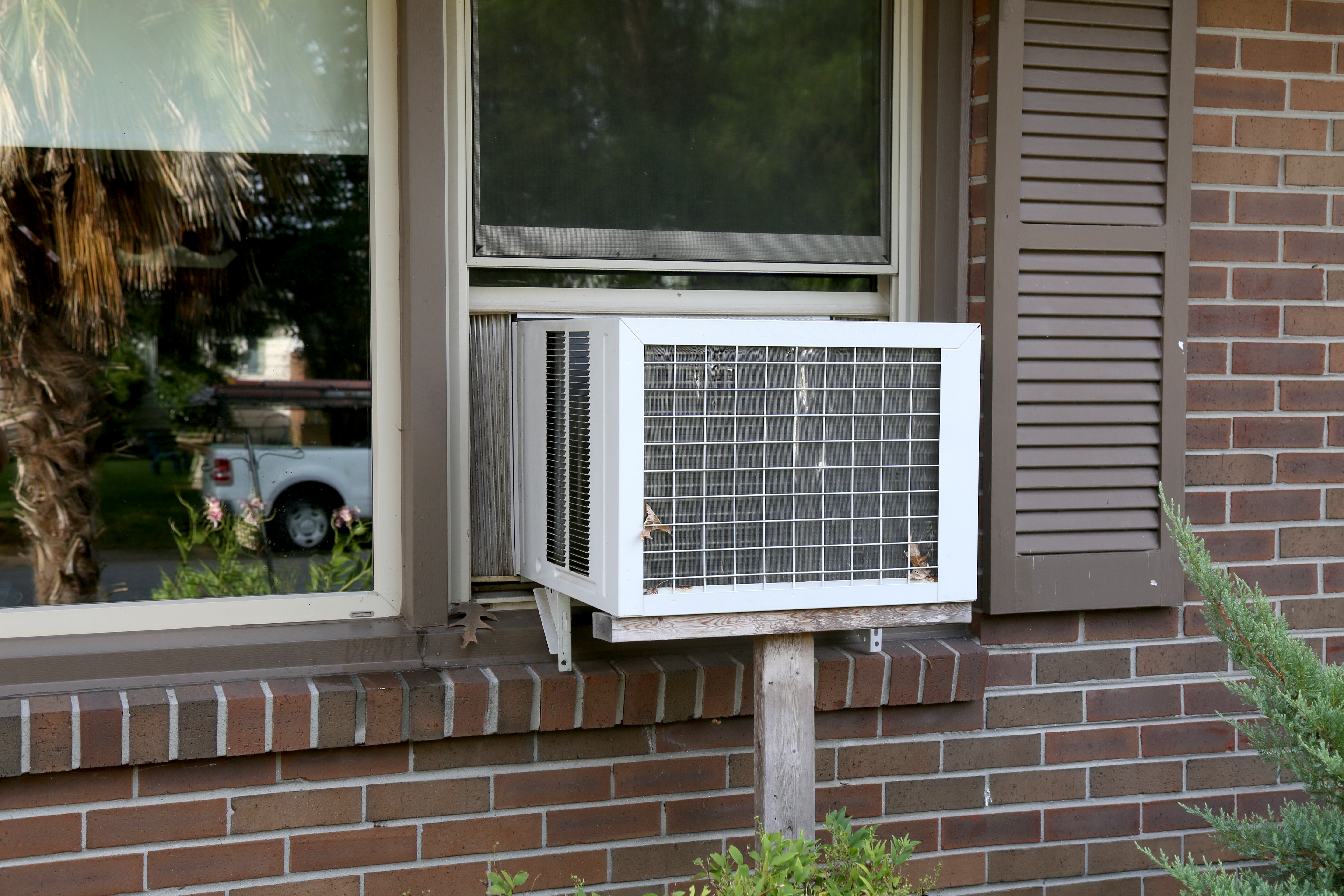 Air conditioner unit installed in the window  