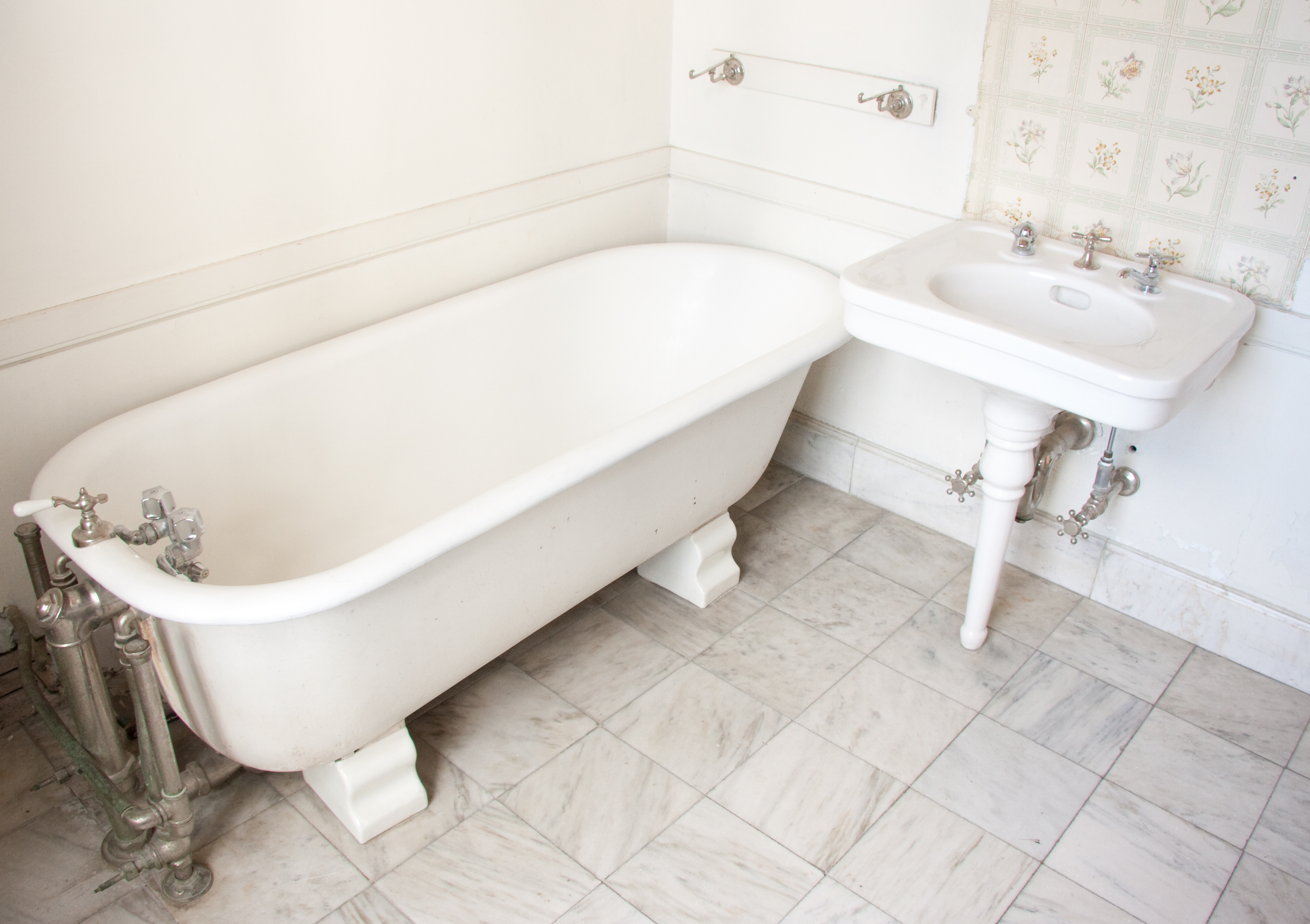 Bathroom tub with marble tile floor 