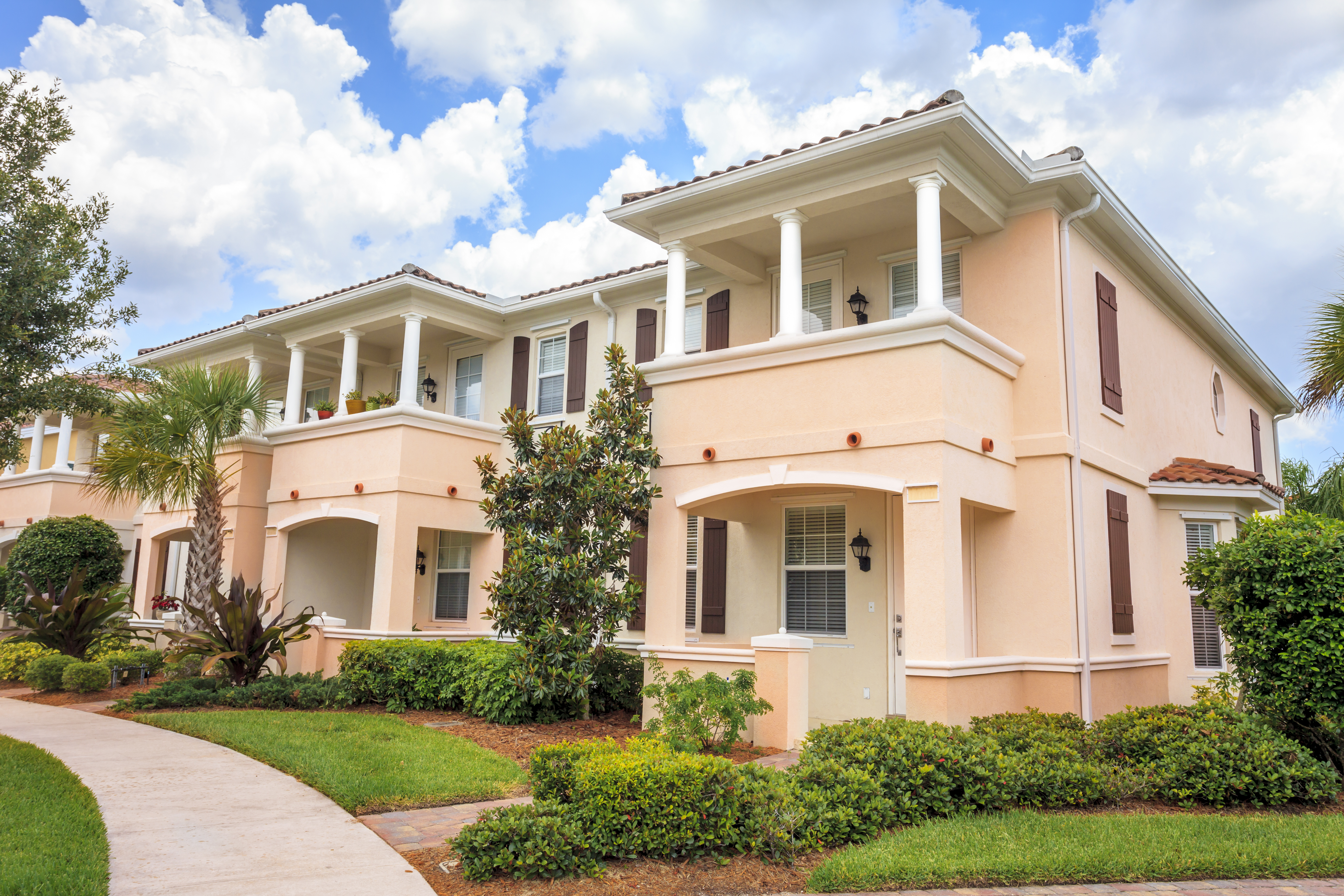 Condominiums with stucco siding in Orlando