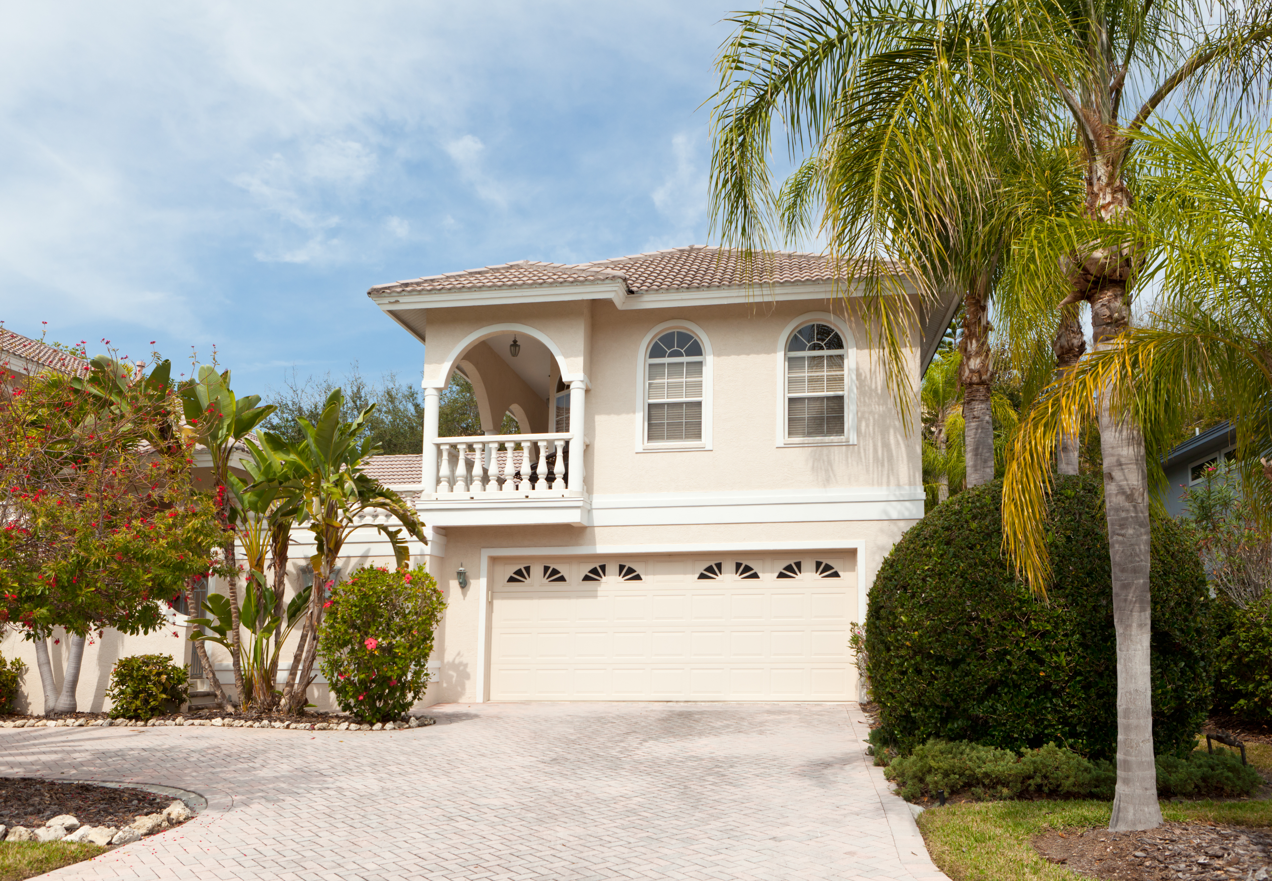 Villa in Tampa with stucco siding and a paving stone driveway 