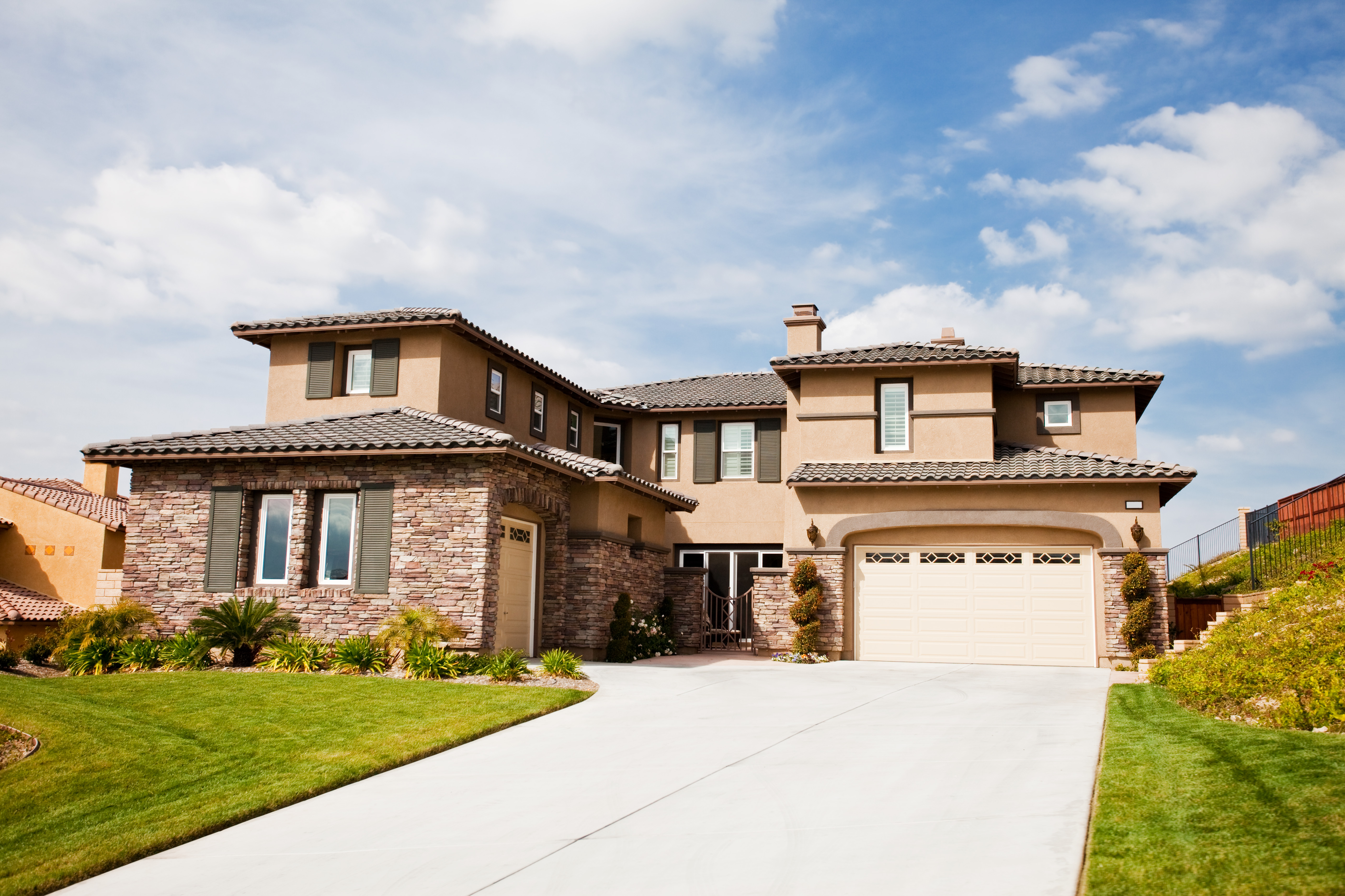 A modern house with beige stucco 