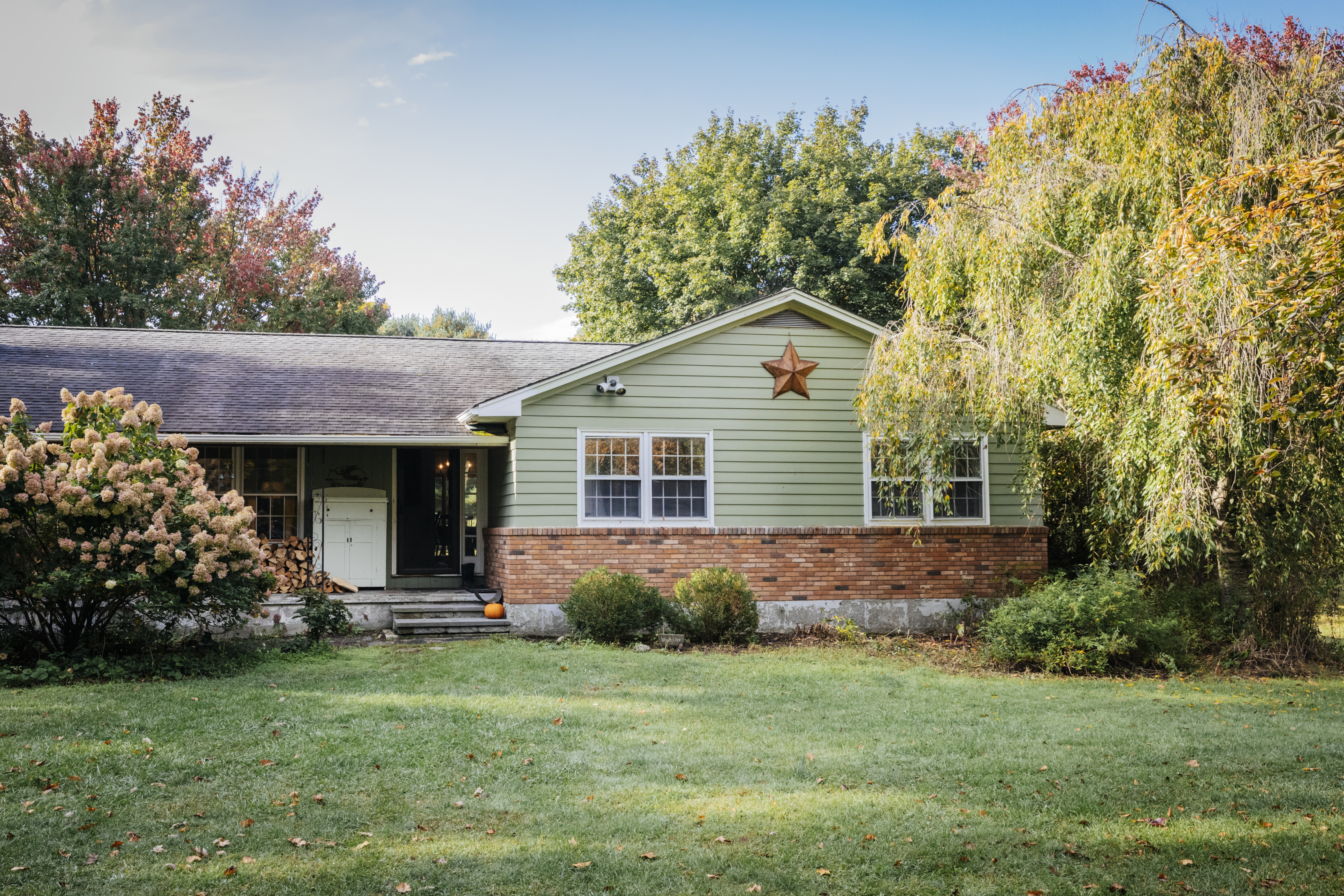 A beautiful suburban house in New York, NY