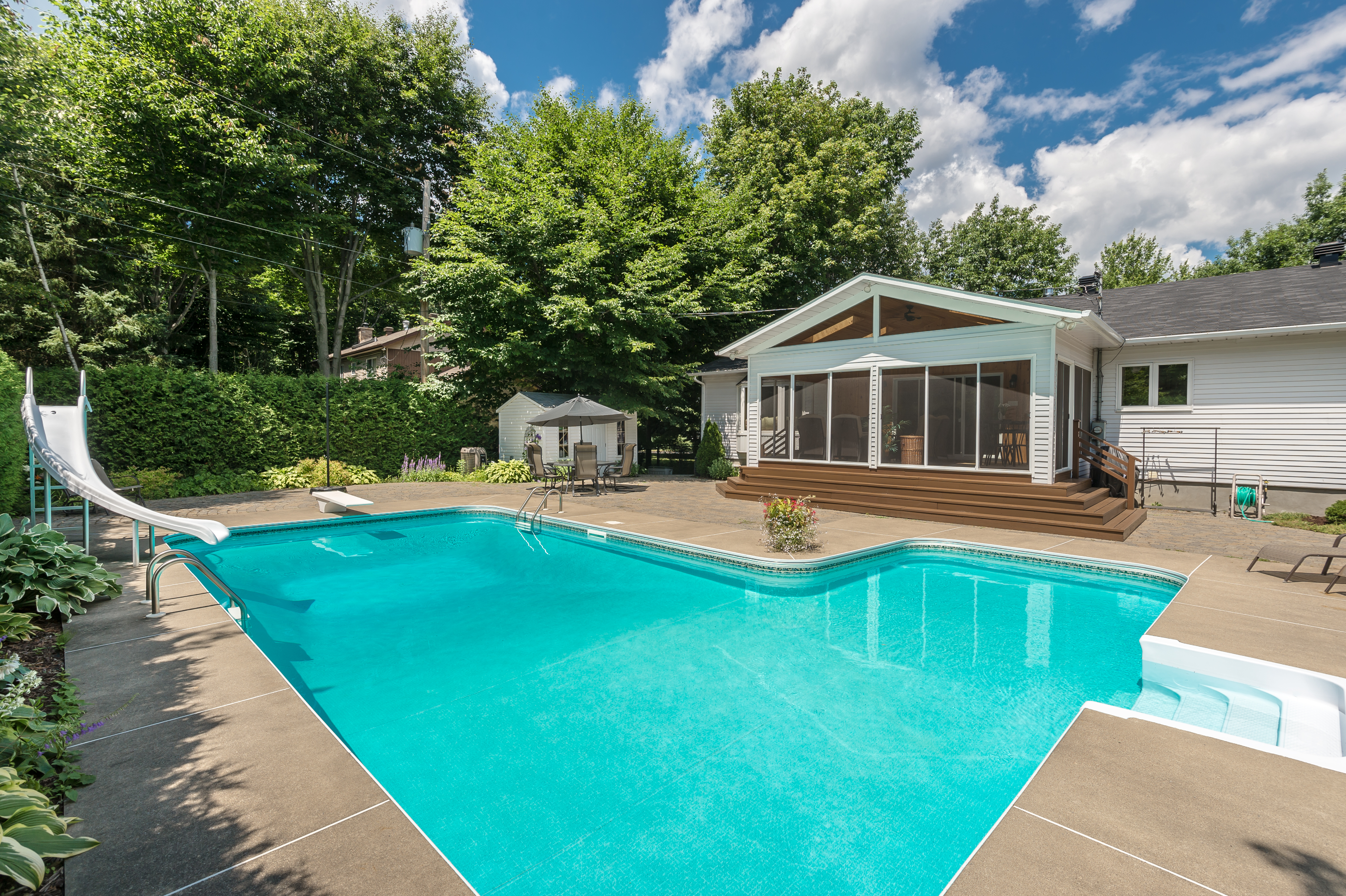 House with large swimming pool