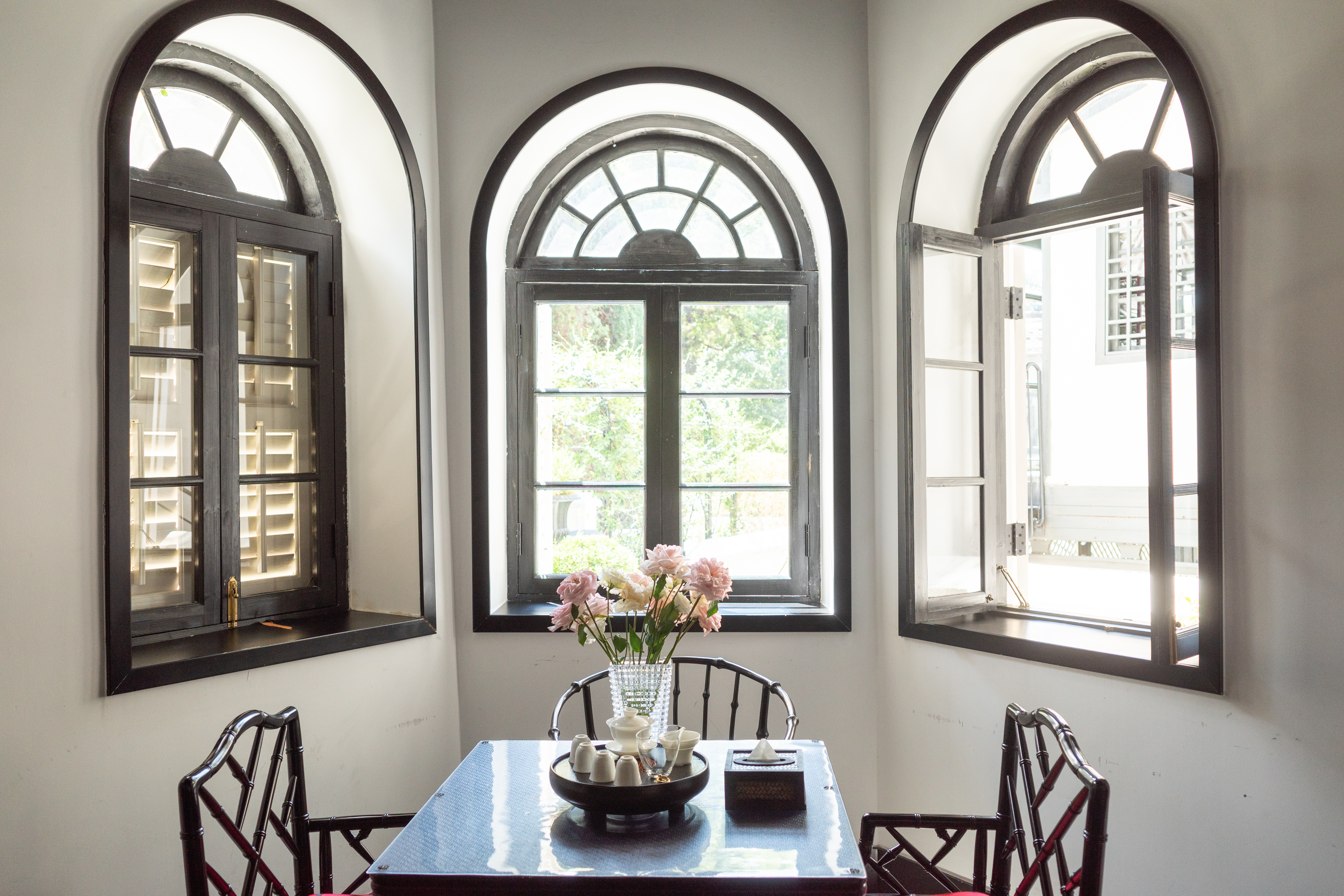 The interior of a room with arched windows 