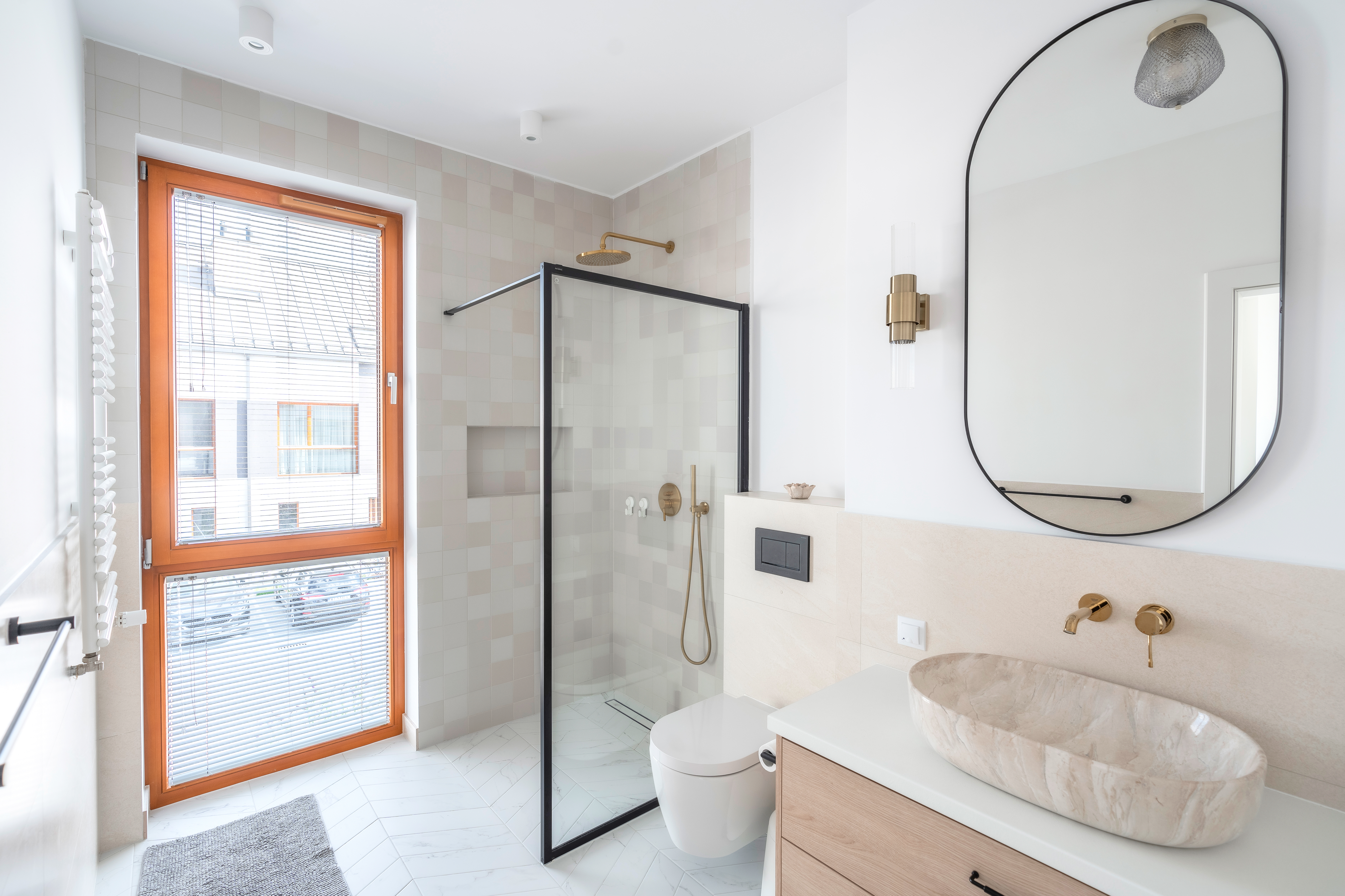 Curbless shower with a metal-framed partition