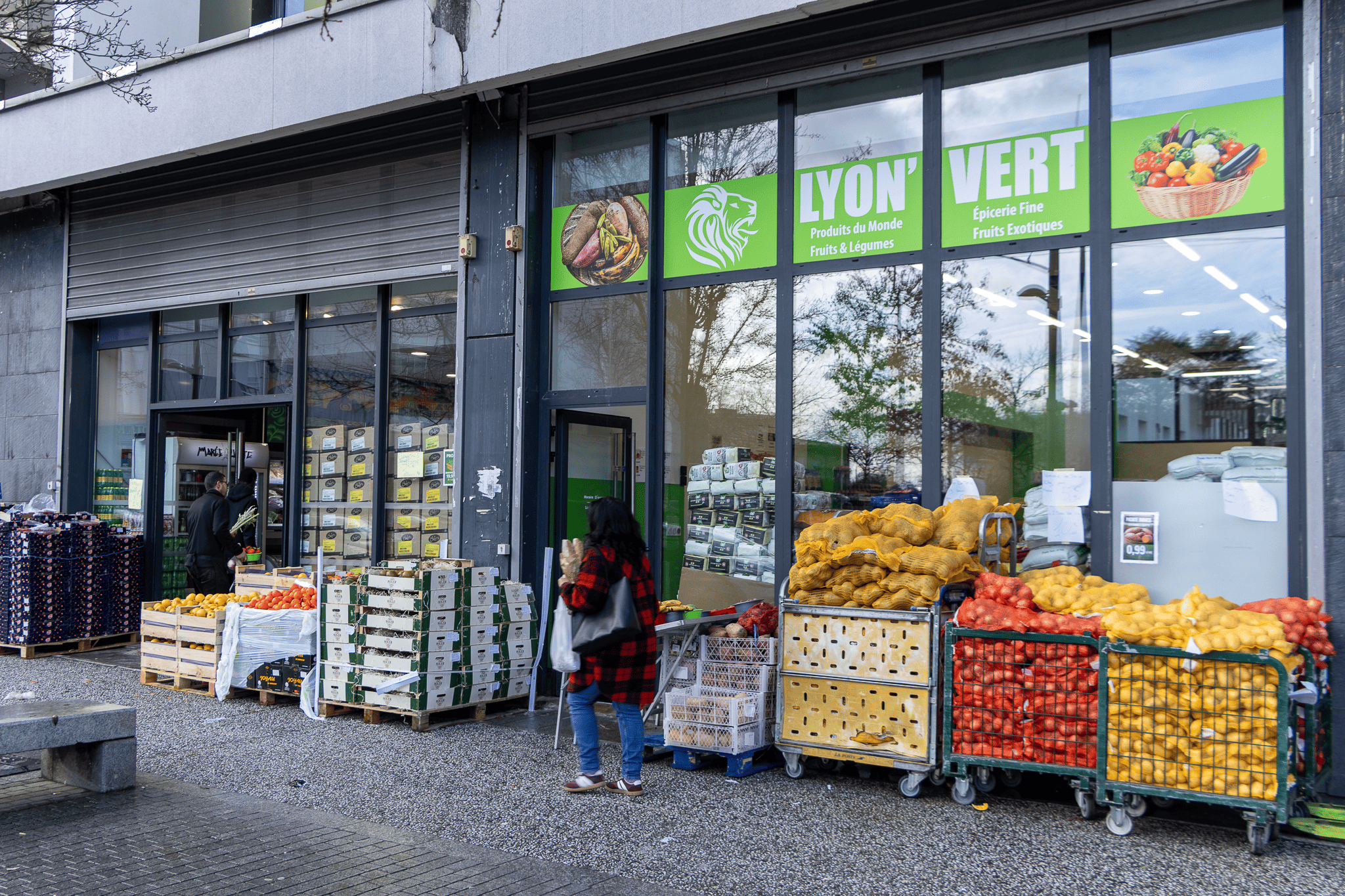 Devanture de l'épicerie Lyon Vert, place de l'Abbé Pierre, La Duchère