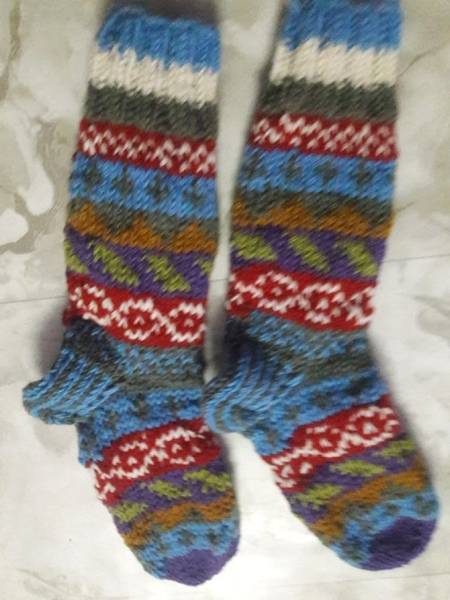 Nisha Lange Socken mit Kettenmuster