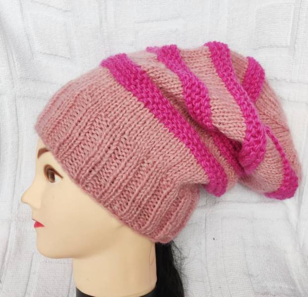 Stilvolle rosa Beanie Mütze mit pink Streifen