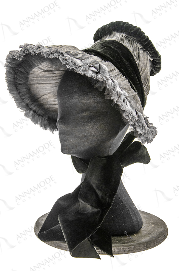 Cappello da donna (Bonnet). Europa, circa 1895. Costumi; Accessori.  Cappello: Fibra di bast, intrecciata, con nastro di seta grossgrain, e  filo; Hatpin: Metallo e getto Foto stock - Alamy