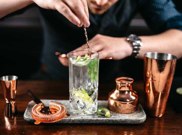 baarimestari ja gintonic-drinkki