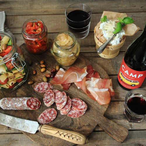 Pastasallad Puttanesca med CAMP Syrah.
